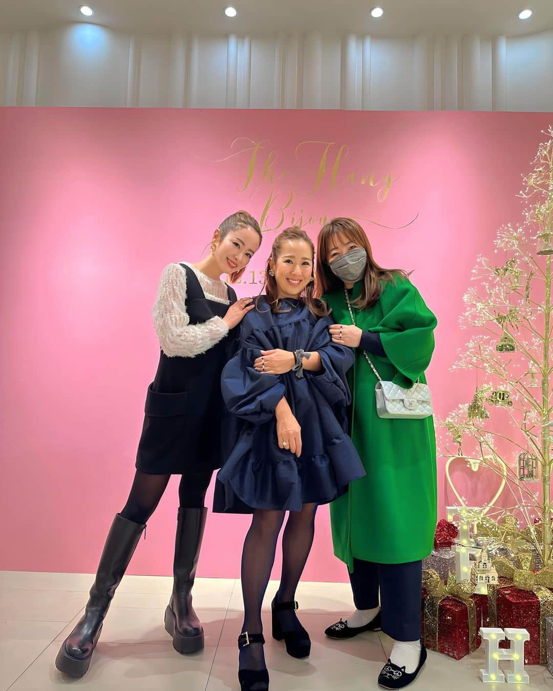 伊藤羽仁衣さんのインスタグラム写真 - (伊藤羽仁衣Instagram)「ポップアップ中にお友達が沢山来てくれました♪ 忙しい中、わざわざ足を運んでくれてありがと〜🩷 ※写真が手元になかったお友達も多数 皆んなありがとう🩷🩷🩷  この時、着ていたワンピご質問が多かったので…👗 数年前に買った　@kikavargas_ のものでした💙  大阪ポップアップも残すところ12/18.19の２日間！ 明日からはリモオーダーが始まるので気になる方はお電話してくださいね☎️ 12/18(月)10:00-20:00 12/19(火)10:00-18:00 阪急うめだ電話番号☎️ 06-6361-1381  @thehanybijoux_official  @malouloutte_official」12月17日 18時41分 - hanyito