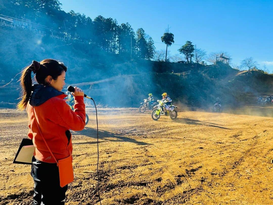 木村亜美のインスタグラム：「ダートスポーツ ハッピーエンデューロ in 成田MXパークお疲れ様でした！🏁 オフは自分で走っても楽しいけど、難所をクリアしていく選手を見ているのも面白くてすごい好き😊 @dirtsports_official   本日ゲストのトライアルIAS野崎史高選手！ @fumitakanozaki  また番組の方でも、先生として教えてください🫶   #ダートスポーツ  #ハッピーエンデューロ  #成田モトクロスパーク  #成田mxパーク  #エンデューロ #耐久レース #enduro  #Dirtbike」