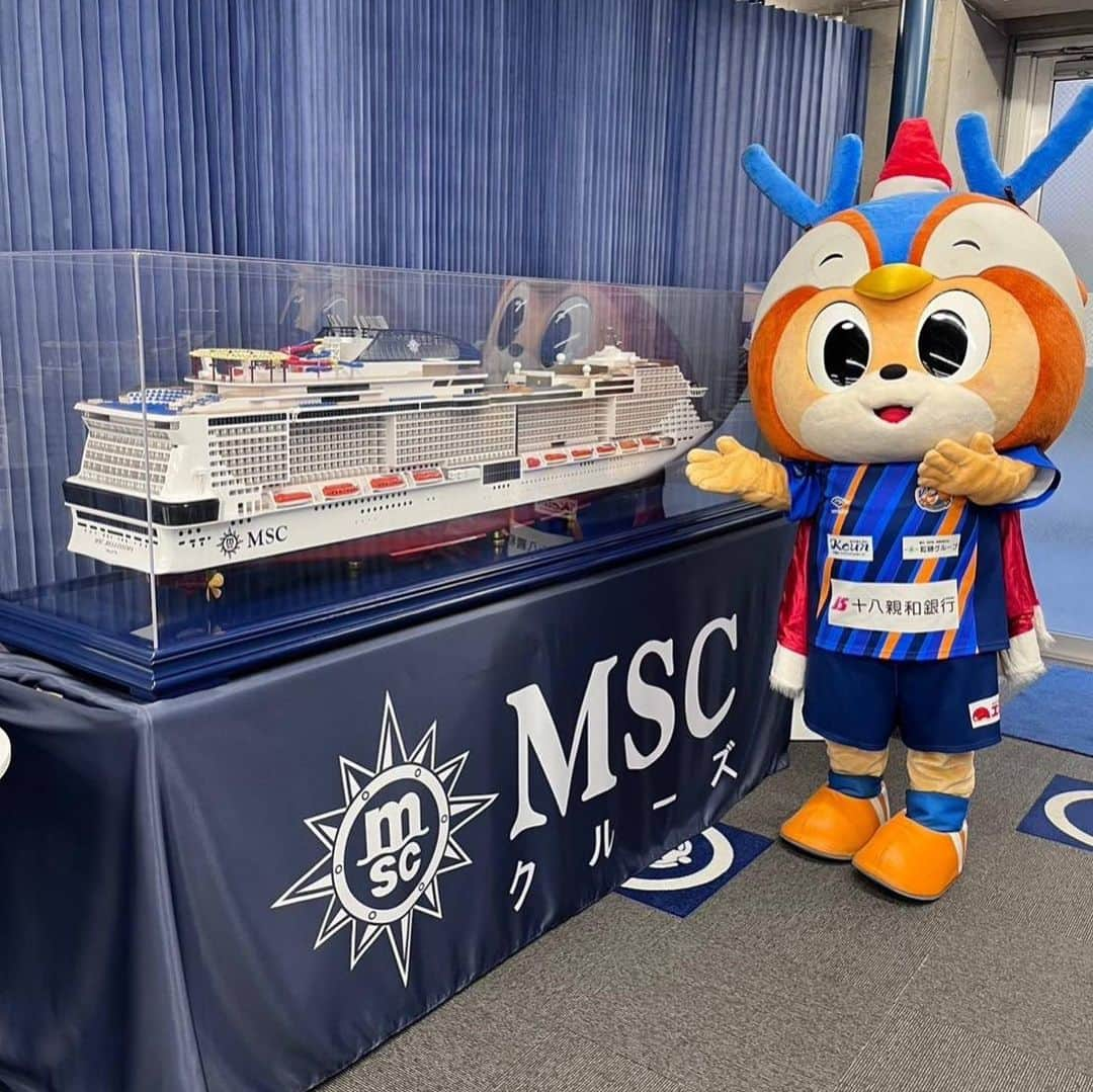 ヴィヴィくんさんのインスタグラム写真 - (ヴィヴィくんInstagram)「トップパートナー・MSCクルーズさまでオリビエロしゃちょうさんとミーティング＼(^o^)／ やきにくにいくひをおはなししているところですっ🐥🎶 はやくいっしょにもぐもぐっできますように☺️ あかるくげんきなスタッフさんたちとのじゃんけんたいかいやチェキさつえいかい、たのしかったなぁ🛳️🌟  プレミアムパートナー・モリリンさまではぼくのグッズでおでむかえしていただきましたよ✨ いろんなそざいのかっこいいおようふくもいっぱいっ＼(^o^)／ にあってますか？🐥💓 モリリンさまのうけつけとぼく、おそろいです👀💡  #vvaren #vファーレン #vファーレン長崎 #長崎 #ヴィヴィくん #MSCクルーズ さま #モリリン さま」12月17日 18時43分 - vivikun_vvn