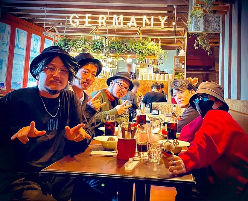 ナノのインスタグラム：「Great Germany food with great people is just greatness. Prost! 🇩🇪🍻」