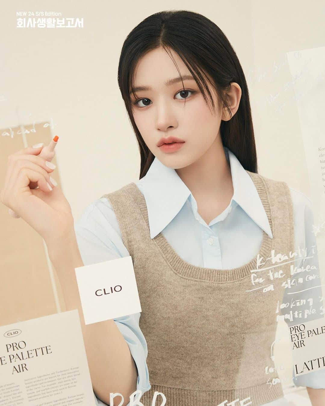 클리오 CLIO officialのインスタグラム：「📢특별 초고속 승진자 발표🗒️ ANYUJIN  초고속 승진 #일잘러 안유진 선배..🖤 신입사원 입사부터 일잘러로 유명했잖아요!😆  초고속 승진하게 된 안유진 과장님께서  직접 보여주는 프로페셔널 웜톤 메이크업! 🗒️  [ 회사 생활 보고서 ] 에디션 프로 아이 팔레트 에어 #𝟎𝟖 라떼는 선임 (𝐋𝐚𝐭𝐭𝐞 𝐒𝐞𝐧𝐢𝐨𝐫)  01 누드 밸런스 02 샌드 쉐어링 ✷ 매트펄 제형 03 베이지 선배 04 라떼 오피스 05 코코아 메일 06 카라멜 클립 07 앤틱 아몬드 ✷ 쉬머 제형 08 블러쉬 컨펌 09 차이 사일런스 10 토스트 캘린더 11 카페인 충전 12 데드라인  안유진 과장님과 함께하는 회사생활이라면 잠을 자도 풀리지 않는 피로가 풀려요…👀🖤🗂️  프로페셔널한 선임의 오피스 라이프를 담은 오트 라떼 컬러!  𝟮𝟬𝟮𝟯년 𝟭𝟮월 𝟯𝟭일 회사생활보고서에디션 #프로아이팔레트에어 7호&8호 ➡️ 올리브영 온.오프라인 몰 / 클럽 클리오 온라인 몰  회사생활보고서에디션 #킬커버하이글로우쿠션 ➡️ 클럽 클리오 온라인몰  𝗖𝗼𝗺𝗶𝗻𝗴 𝘀𝗼𝗼𝗻!  - 𝗡𝗘𝗪 𝟮𝟰 𝗦/𝗦 𝗖𝗟𝗜𝗢 𝗢𝗙𝗙𝗜𝗖𝗘 𝗥𝗘𝗣𝗢𝗥𝗧 𝗘𝗗𝗜𝗧𝗜𝗢𝗡  𝗣𝗥𝗢 𝗘𝗬𝗘 𝗣𝗔𝗟𝗘𝗧𝗧𝗘 𝗔𝗜𝗥 #𝟳&#𝟴  𝗚𝗟𝗢𝗕𝗔𝗟 𝗟𝗔𝗨𝗡𝗖𝗛𝗜𝗡𝗚  𝟮𝟬𝟮𝟰.𝟬𝟭.𝟬𝟭 𝗖𝗢𝗠𝗜𝗡𝗚 𝗦𝗢𝗢𝗡!  #클리오 #CLIO #クリオ #클리오회사생활보고서 #회사생활보고서 #클리오K직장인 #프로아이팔레트에어 #킬커버 #킬커버하이글로우쿠션 #proeyepaletteair #신입 #선임 #안유진 #ANYUJIN #officereport」