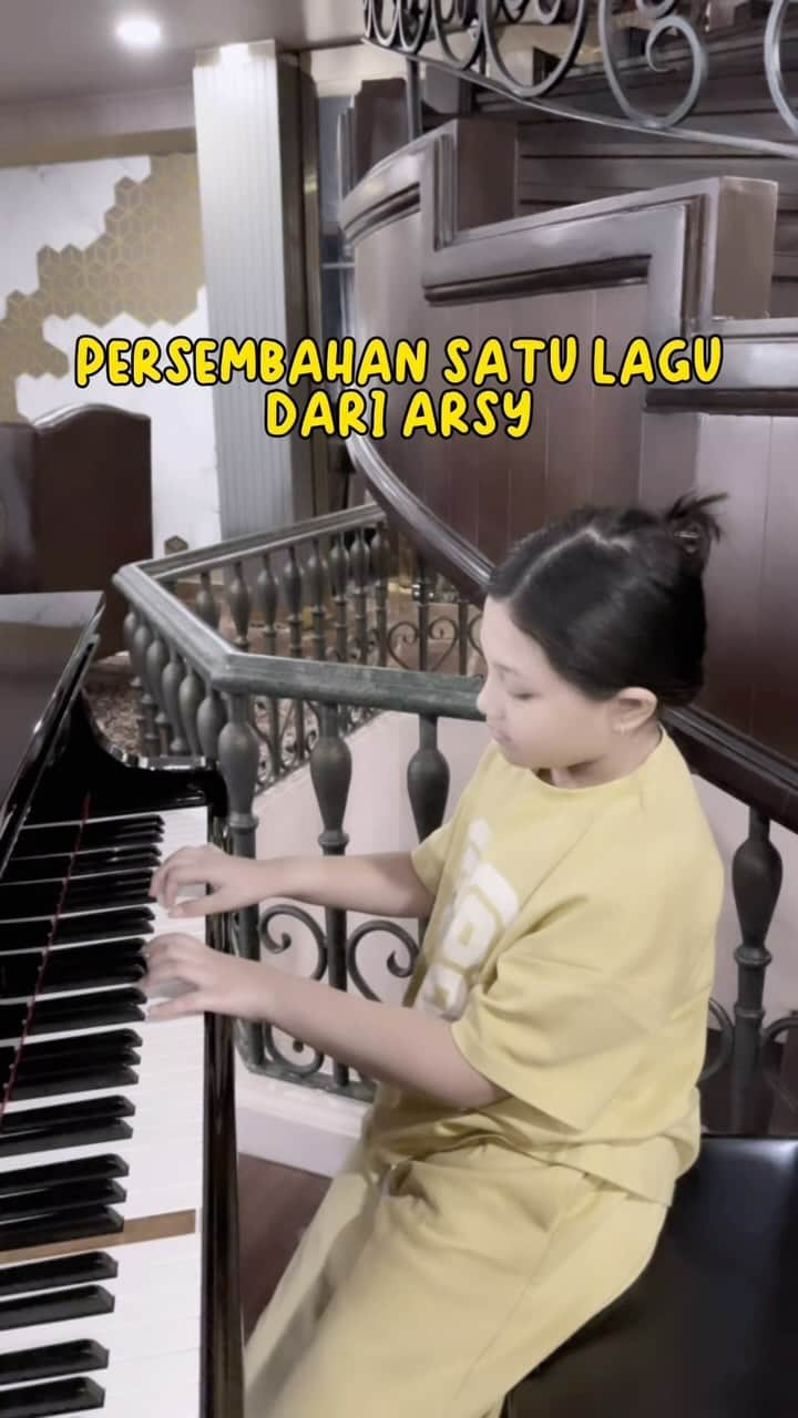 Keluarga A5のインスタグラム：「Persembahan 1 lagu dari Arsy, gimana menurut kalian? Arsy udah profesionalkan main pianonya🤭😁」