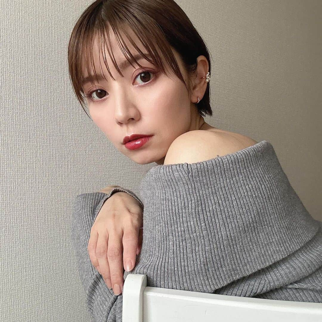 筒井愛実さんのインスタグラム写真 - (筒井愛実Instagram)「． OPERA の新作透けるラメ色ティント @opera_cosmetics   ✔︎リップティント N  ☑︎121 ナイトレッド　（グリッタータイプ） 限定色のディープレッドにブルーラメが入った暖色×寒色のミステリアスな組み合わせ❄️ 植物オイルinでスルスル〜と瑞々しい透け感発色で、濃くなりすぎない◎  ☑︎122 ルミナイズベージュ（グリッタータイプ） こちらも限定色の柔らかいコーラルピンクベージュにシルバーのラメが入った甘さを抑えたヌーディーなカラー🩰  どちらもティント処方で、塗ったあと少し時間を置いてから表面のオイルを軽くティッシュオフすると取れにくく、色もちも良くなる◎  ✔︎アイカラーペンシル ☑︎12 カシス 深い赤み×パープルのアイシャドーの締め色としてもアイライナーとしても万能なカラー。 ペン底にチップがついているので、塗ったあとすぐにボカすとアイシャドーとして使えるよ✌️  ☑︎102 スノウピンク 復刻限定色のカラー。人肌に触れた雪をイメージした白みピンクがマジで可愛い...🐰 涙袋にひいてもよし、私は下瞼の粘膜にも＋して瞳のレフ板として使うのにハマった♡  OPERAは繊細な煌めきのラメで上品にしあがるので、大人も使いやすいのが魅力🫰✨ ． #PR #OPERA #オペラ #オペラリップ #オペラアイライナー #ペンシルアイライナー #ティントリップ」12月17日 18時55分 - manamin_158cm