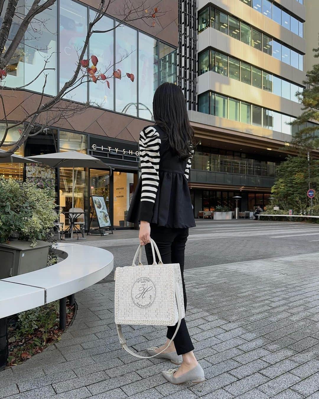 haruru0724さんのインスタグラム写真 - (haruru0724Instagram)「. 韓国ブランドのHYUJENNEのバッグ👜 @hyujenne_japan   私が持ってるのは、 「ラプバッグ・ツイードクリーム」🤍 この時期に持ちたくなるツイード💕 大きめで、しっかりしてるから、 ママバッグとしても使えそう😍 . . . #HYUJENNE_JP #ヒュージェンヌジャパン #hyujenne_jp #ヒュージェンヌ #ラプバッグ #RAPUBAG #ツイードバッグ  #ママコーデ #ママファッション #大人可愛い #上品コーデ #高見えコーデ  #綺麗目コーデ #きれいめコーデ #キレイめコーデ #大人カジュアル #きれいめカジュアル #綺麗目カジュアル  #モノトーンコーデ #白黒コーデ  #オフィスカジュアル #オフィスコーデ #partegram #locari #韓国ファッション #ペプラムトップス #ベストコーデ」12月17日 18時55分 - haruru0724