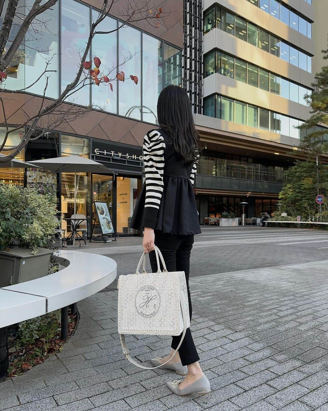 haruru0724さんのインスタグラム写真 - (haruru0724Instagram)「. 韓国ブランドのHYUJENNEのバッグ👜 @hyujenne_japan   私が持ってるのは、 「ラプバッグ・ツイードクリーム」🤍 この時期に持ちたくなるツイード💕 大きめで、しっかりしてるから、 ママバッグとしても使えそう😍 . . . #HYUJENNE_JP #ヒュージェンヌジャパン #hyujenne_jp #ヒュージェンヌ #ラプバッグ #RAPUBAG #ツイードバッグ  #ママコーデ #ママファッション #大人可愛い #上品コーデ #高見えコーデ  #綺麗目コーデ #きれいめコーデ #キレイめコーデ #大人カジュアル #きれいめカジュアル #綺麗目カジュアル  #モノトーンコーデ #白黒コーデ  #オフィスカジュアル #オフィスコーデ #partegram #locari #韓国ファッション #ペプラムトップス #ベストコーデ」12月17日 18時55分 - haruru0724