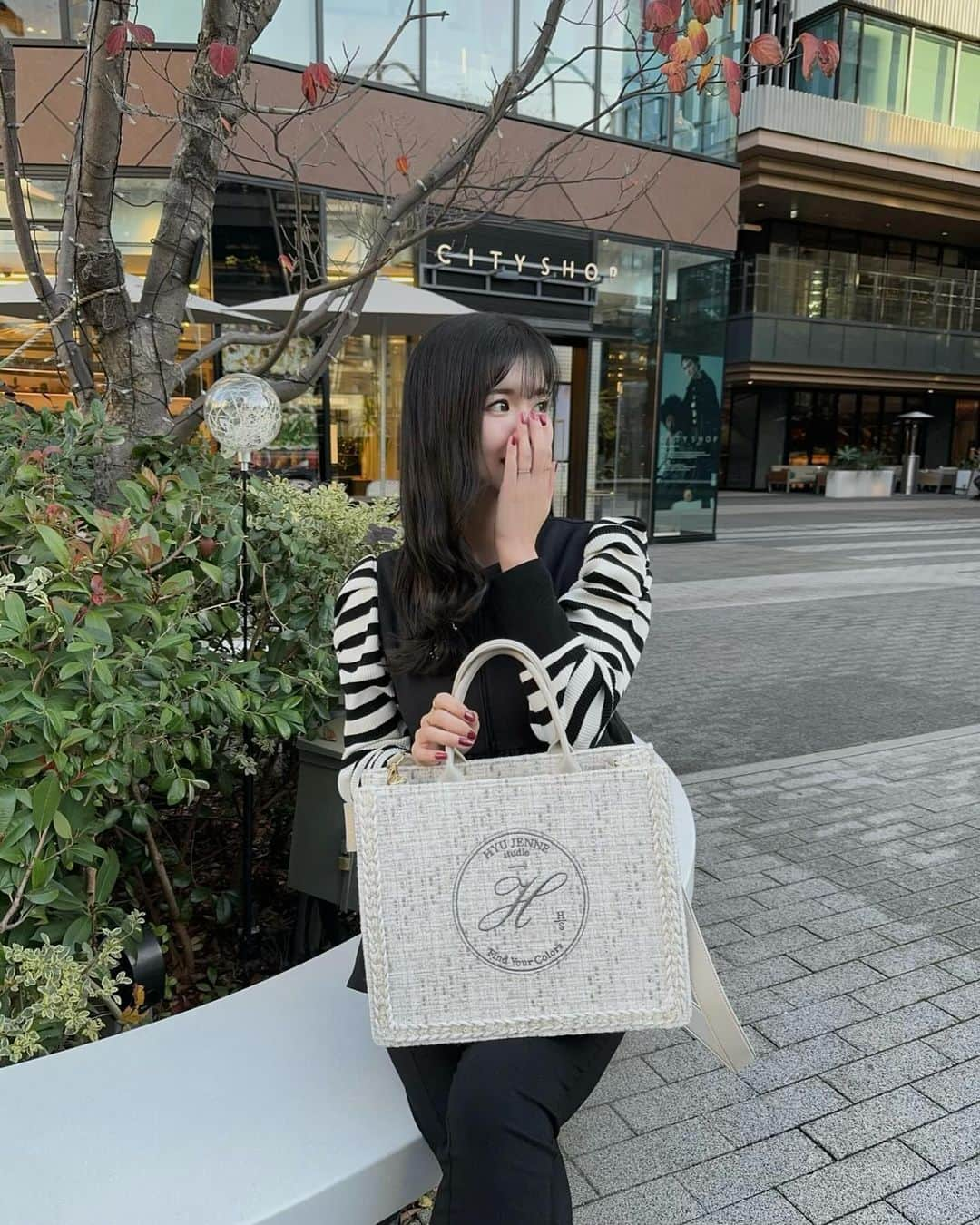 haruru0724さんのインスタグラム写真 - (haruru0724Instagram)「. 韓国ブランドのHYUJENNEのバッグ👜 @hyujenne_japan   私が持ってるのは、 「ラプバッグ・ツイードクリーム」🤍 この時期に持ちたくなるツイード💕 大きめで、しっかりしてるから、 ママバッグとしても使えそう😍 . . . #HYUJENNE_JP #ヒュージェンヌジャパン #hyujenne_jp #ヒュージェンヌ #ラプバッグ #RAPUBAG #ツイードバッグ  #ママコーデ #ママファッション #大人可愛い #上品コーデ #高見えコーデ  #綺麗目コーデ #きれいめコーデ #キレイめコーデ #大人カジュアル #きれいめカジュアル #綺麗目カジュアル  #モノトーンコーデ #白黒コーデ  #オフィスカジュアル #オフィスコーデ #partegram #locari #韓国ファッション #ペプラムトップス #ベストコーデ」12月17日 18時55分 - haruru0724