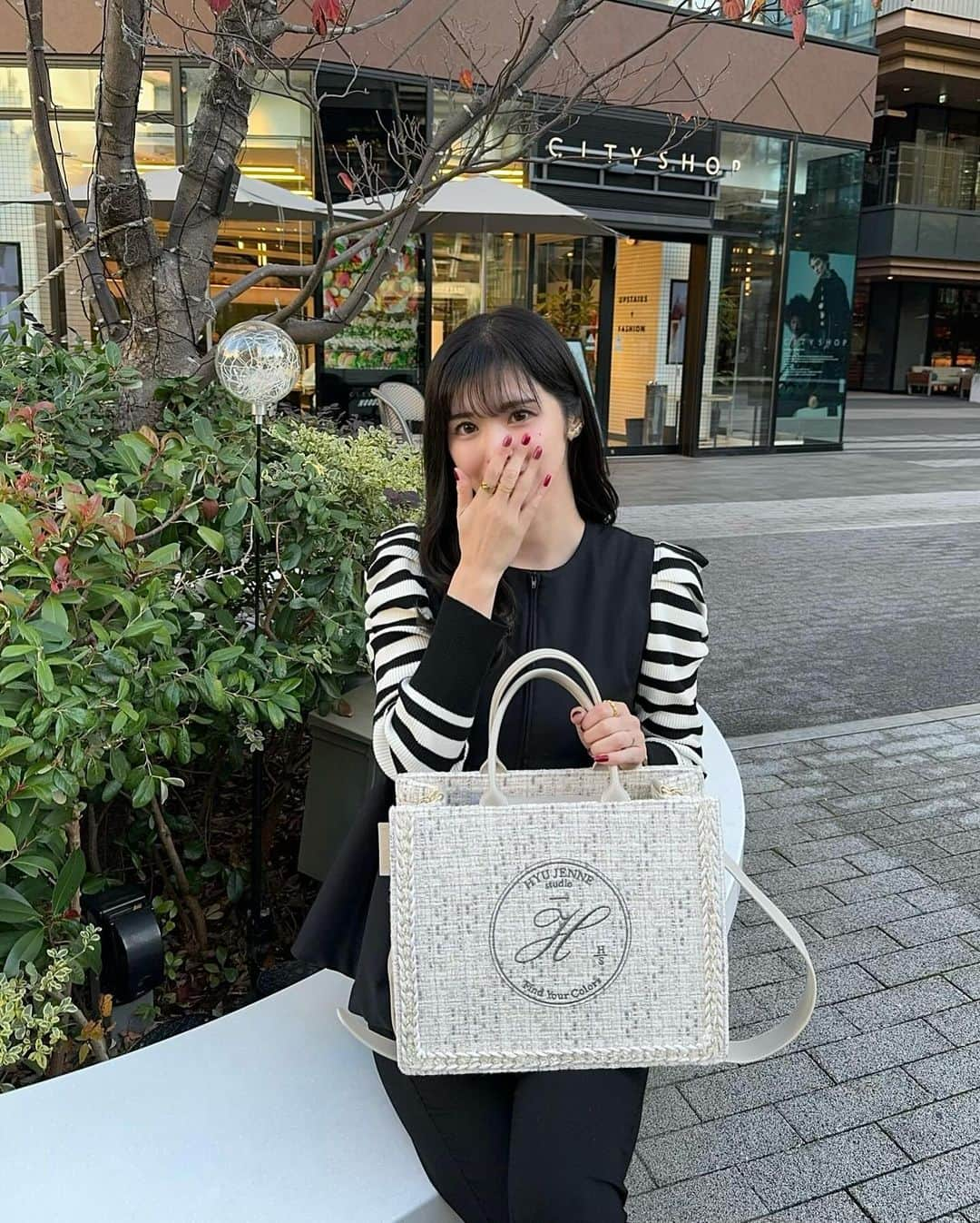 haruru0724さんのインスタグラム写真 - (haruru0724Instagram)「. 韓国ブランドのHYUJENNEのバッグ👜 @hyujenne_japan   私が持ってるのは、 「ラプバッグ・ツイードクリーム」🤍 この時期に持ちたくなるツイード💕 大きめで、しっかりしてるから、 ママバッグとしても使えそう😍 . . . #HYUJENNE_JP #ヒュージェンヌジャパン #hyujenne_jp #ヒュージェンヌ #ラプバッグ #RAPUBAG #ツイードバッグ  #ママコーデ #ママファッション #大人可愛い #上品コーデ #高見えコーデ  #綺麗目コーデ #きれいめコーデ #キレイめコーデ #大人カジュアル #きれいめカジュアル #綺麗目カジュアル  #モノトーンコーデ #白黒コーデ  #オフィスカジュアル #オフィスコーデ #partegram #locari #韓国ファッション #ペプラムトップス #ベストコーデ」12月17日 18時55分 - haruru0724