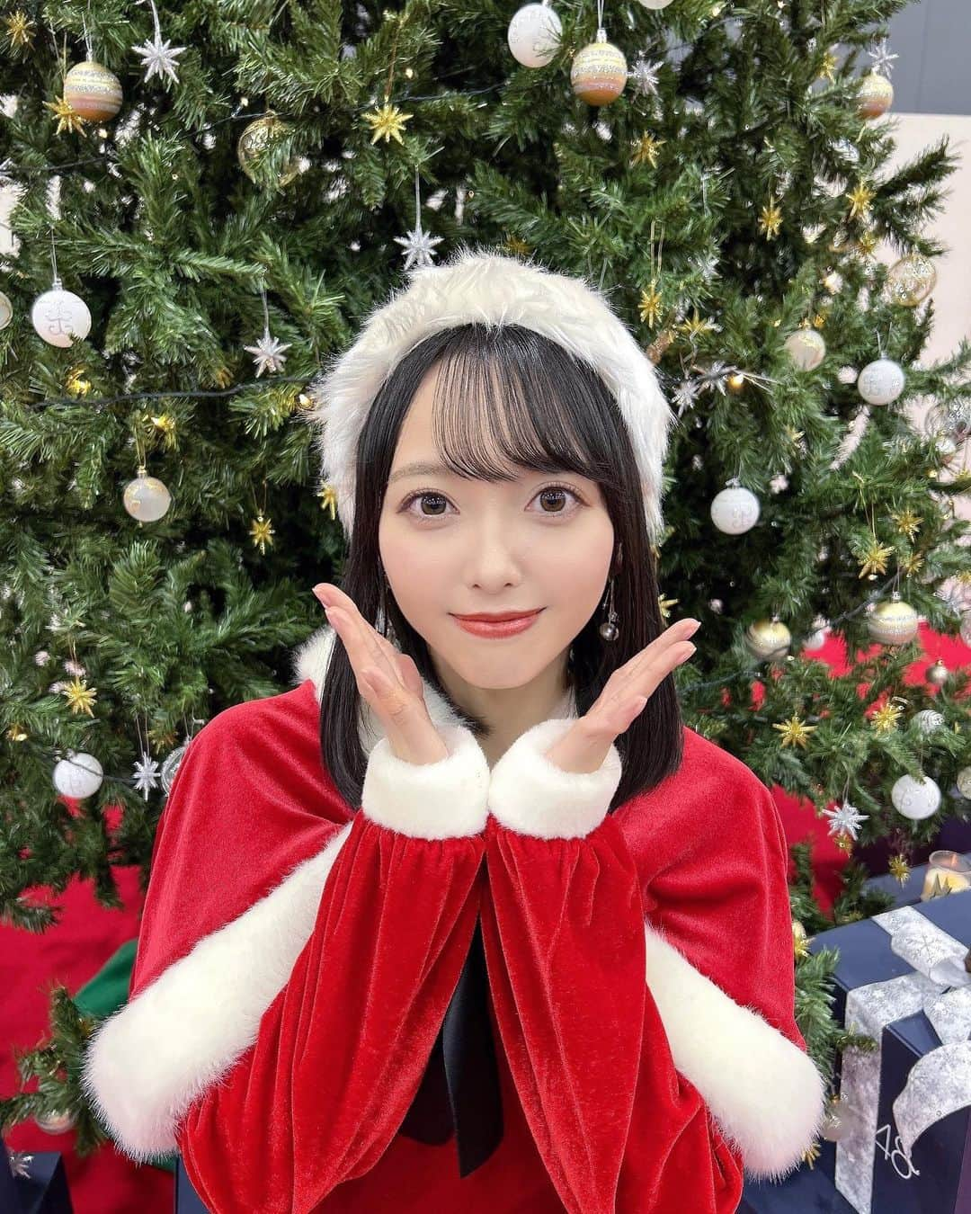 CharmingTripさんのインスタグラム写真 - (CharmingTripInstagram)「🎄 ⁡ ⁡ ⁡ ⁡ 今年はツリーにもサンタにもなったみいひん🎅🏻 どっちのみなみさんが好きでしたか？ どっちもは禁止ですよ！ ⁡ ⁡ ⁡ ⁡ #𝖲𝖳𝖴𝟦𝟪 #𝖢𝗁𝖺𝗋𝗆𝗂𝗇𝗀𝖳𝗋𝗂𝗉 #さらぴカメラ #石田みなみ #サンタコス #アイドル #クリスマスツリー ⁡」12月17日 19時05分 - charmingtrip_official