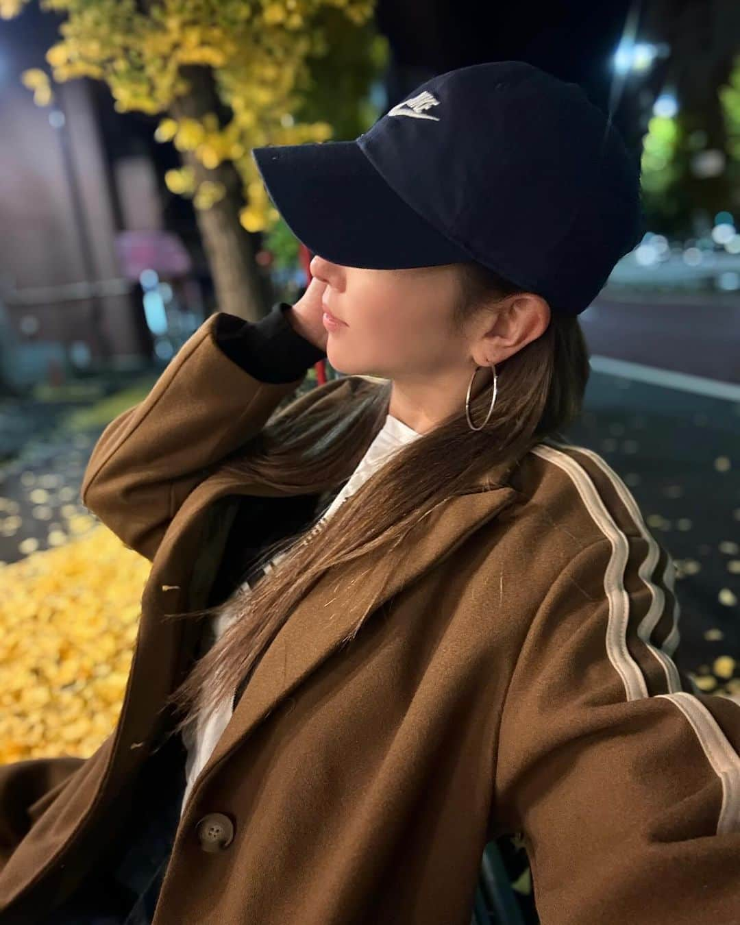 山崎みどりさんのインスタグラム写真 - (山崎みどりInstagram)「普通の道が イチョウの葉カーペットになってて 歩いたらフカフカだった💛💛  このNIKEキャップ🧢 色もウォッシュ度の生地感も好きで最近のお気に入り🤍  ────────────────────────── #いちょう#イチョウの木 #nike @nike」12月17日 19時05分 - midori_yamasaki_