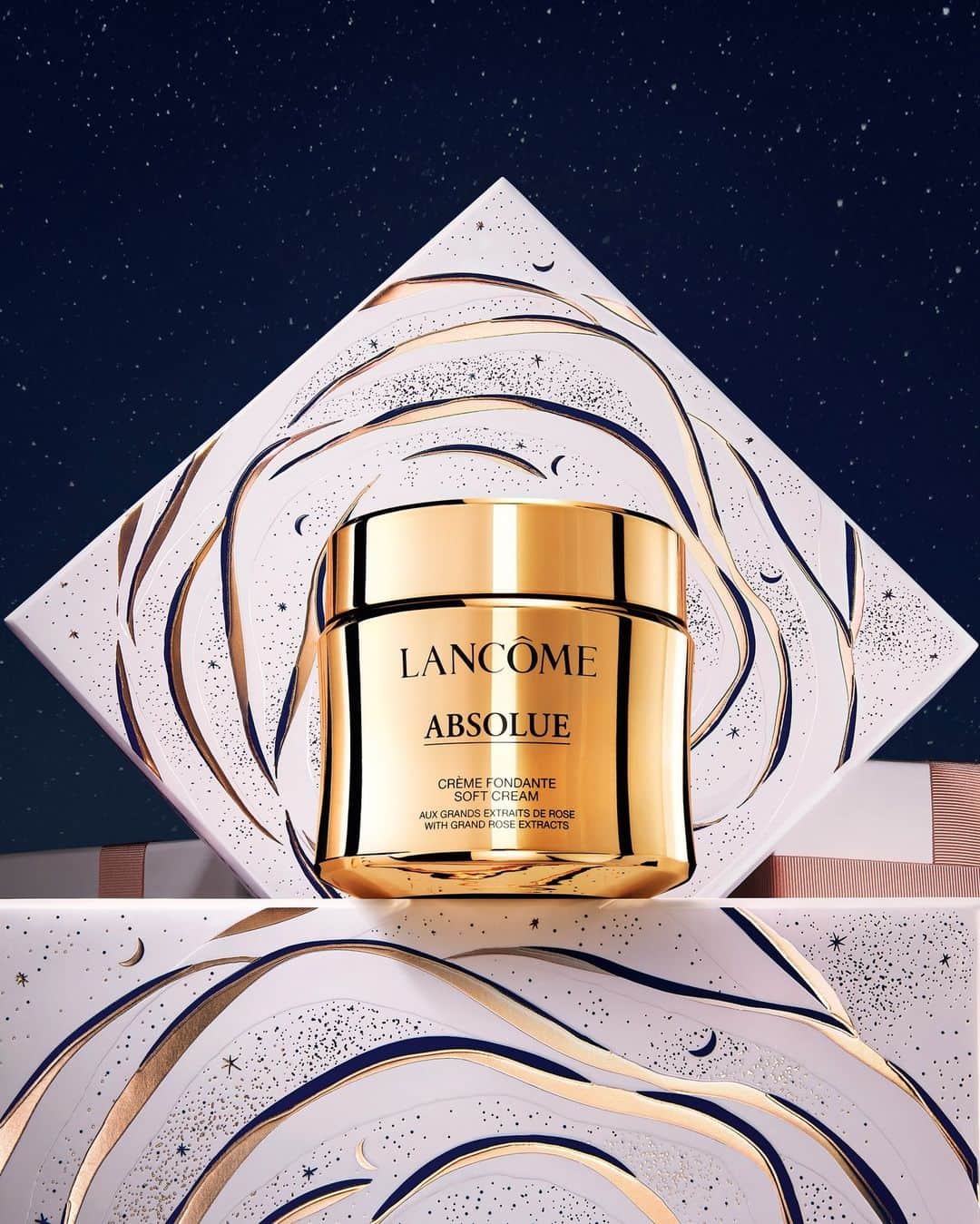 Lancôme Officialのインスタグラム：「Gift the extraordinary, gift premium skincare with Lancôme Absolue, for a brightening and revitalizing skincare routine during the Holidays.  #Lancome #LancomexLouvre #Holiday23」