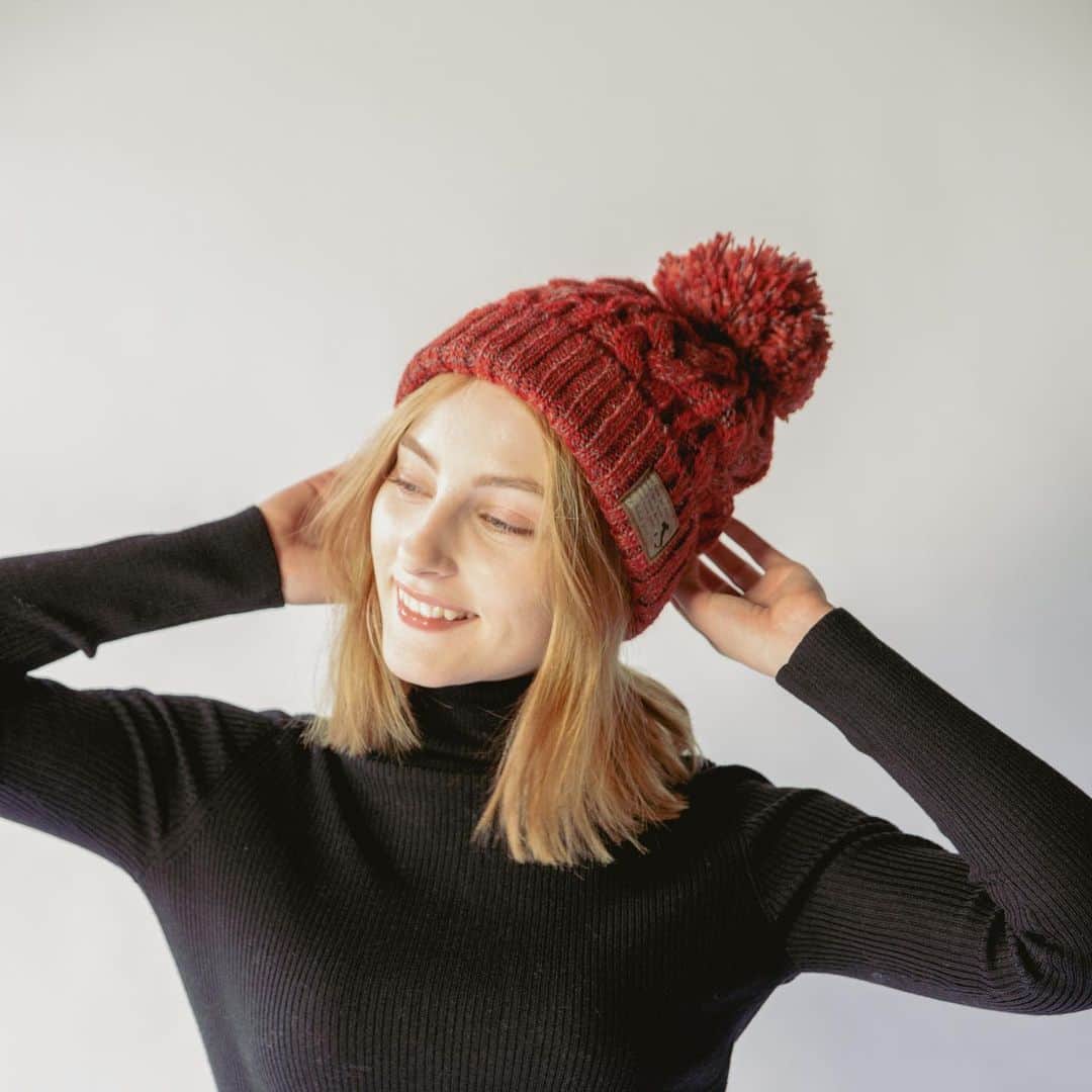 【公式】帽子専門店イチヨンプラス さんのインスタグラム写真 - (【公式】帽子専門店イチヨンプラス Instagram)「. ポンポンがついた、高品質で柔らかいイタリア糸を使用したニット帽。  レトロな雰囲気のタグと、多色で編まれた色合いは、モノトーンになりがちな冬のコーディネートを、鮮やかに彩ります♪  ポンポンはピンで取り外し可能です。トップにボリュームがあるため、ゆったりと被っていただけます。  是非、クリスマスのプレゼントにいかがでしょうか🎁  ▼商品名 #イタリア糸ポン付ケーブルワッチ ▼商品コード #100758   ¥5200(税込) Color:black,gray,beige,brown,pink/red,pink/red(2),yellow,blue,blue(2) Size:Free  ._______________________________________⠀⠀⠀   商品や色々なシーンに合わせた帽子コーデ、帽子にまつわるHOW TOをお届けしています♪ 最新情報はアカウントをCheck！ 👉@14plusjp . .________________________________________⠀⠀⠀ #イチヨンプラス #帽子 #帽子コーデ #ニット#ニットコーデ#ギフト#クリスマスギフト#プレゼント#冬コーデ」12月17日 19時02分 - 14plusjp
