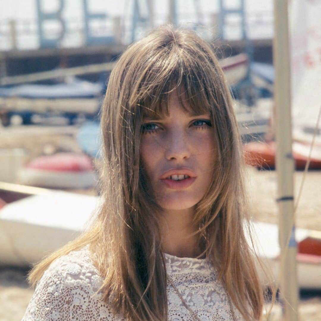 Vogue Beautyのインスタグラム：「The fringe, those doe eyes, the hair, and that androgynous and effortless approach to style: there’s a reason the likes of style icons today consistently name-check Jane Birkin as their style inspiration. Despite being born in Britain, Birkin embodies the pinnacle of French girl style and beauty for many women eager to emulate her minimalistic approach. Vogue breaks down Jane Birkin’s laissez-faire beauty rules at the link in our bio.」
