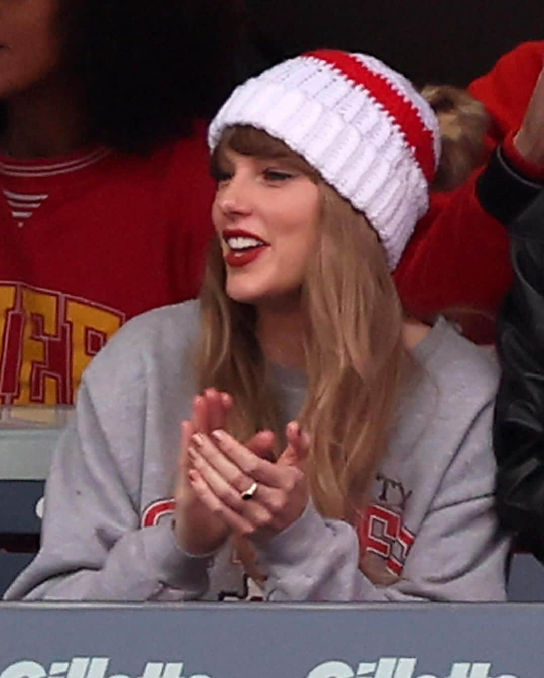 Just Jaredさんのインスタグラム写真 - (Just JaredInstagram)「Taylor Swift embraces her dad Scott while attending boyfriend Travis Kelce’s Kansas City Chiefs game against the New England Patriots. Tap this picture in the LINK IN BIO to see who is in her suite! #TaylorSwift #NFL #ScottSwift Photos: Getty」12月18日 4時32分 - justjared