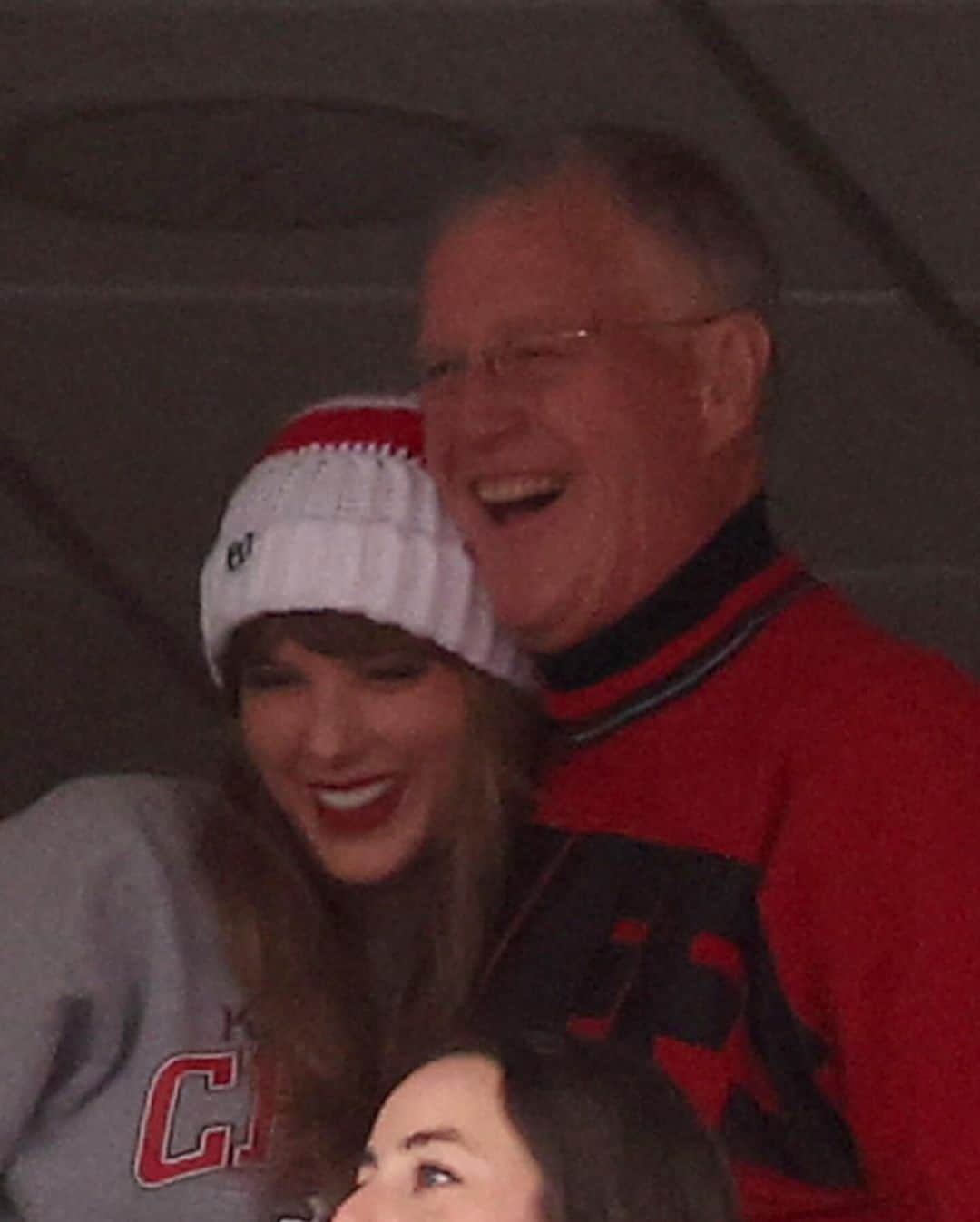 Just Jaredさんのインスタグラム写真 - (Just JaredInstagram)「Taylor Swift embraces her dad Scott while attending boyfriend Travis Kelce’s Kansas City Chiefs game against the New England Patriots. Tap this picture in the LINK IN BIO to see who is in her suite! #TaylorSwift #NFL #ScottSwift Photos: Getty」12月18日 4時32分 - justjared