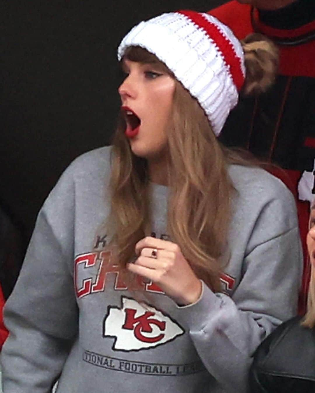 Just Jaredのインスタグラム：「Taylor Swift embraces her dad Scott while attending boyfriend Travis Kelce’s Kansas City Chiefs game against the New England Patriots. Tap this picture in the LINK IN BIO to see who is in her suite! #TaylorSwift #NFL #ScottSwift Photos: Getty」