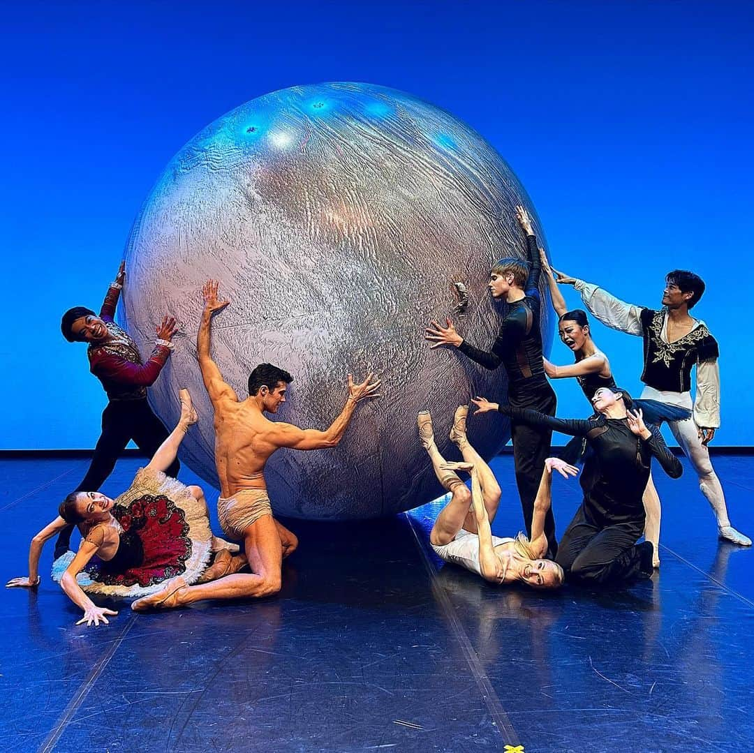 ロベルト・ボッレのインスタグラム：「Prima volta a Udine con il #robertobolleandfriends e siamo stati travolti da un pubblico entusiasta e caloroso.  Teatro davvero bello e organizzato. Tutto al di sopra delle aspettative. Grazie Grazie. ❤️  E grazie ai bellissimi friends: @__melissahamilton @casiavengoechea @brahmachicken @riho_sakamoto @younggyuchoi @melnik_taniana @motomi_kiyota」