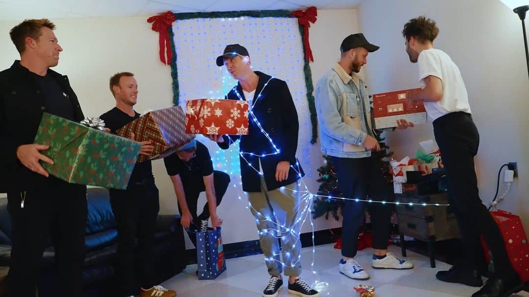 OneRepublicのインスタグラム：「Dear Santa, please bring us Govee Christmas Lights this year! A big thank you to @goveeofficial for adding some holiday sparkle to our “Dear Santa” music video! Watch it now at the link in our bio.」