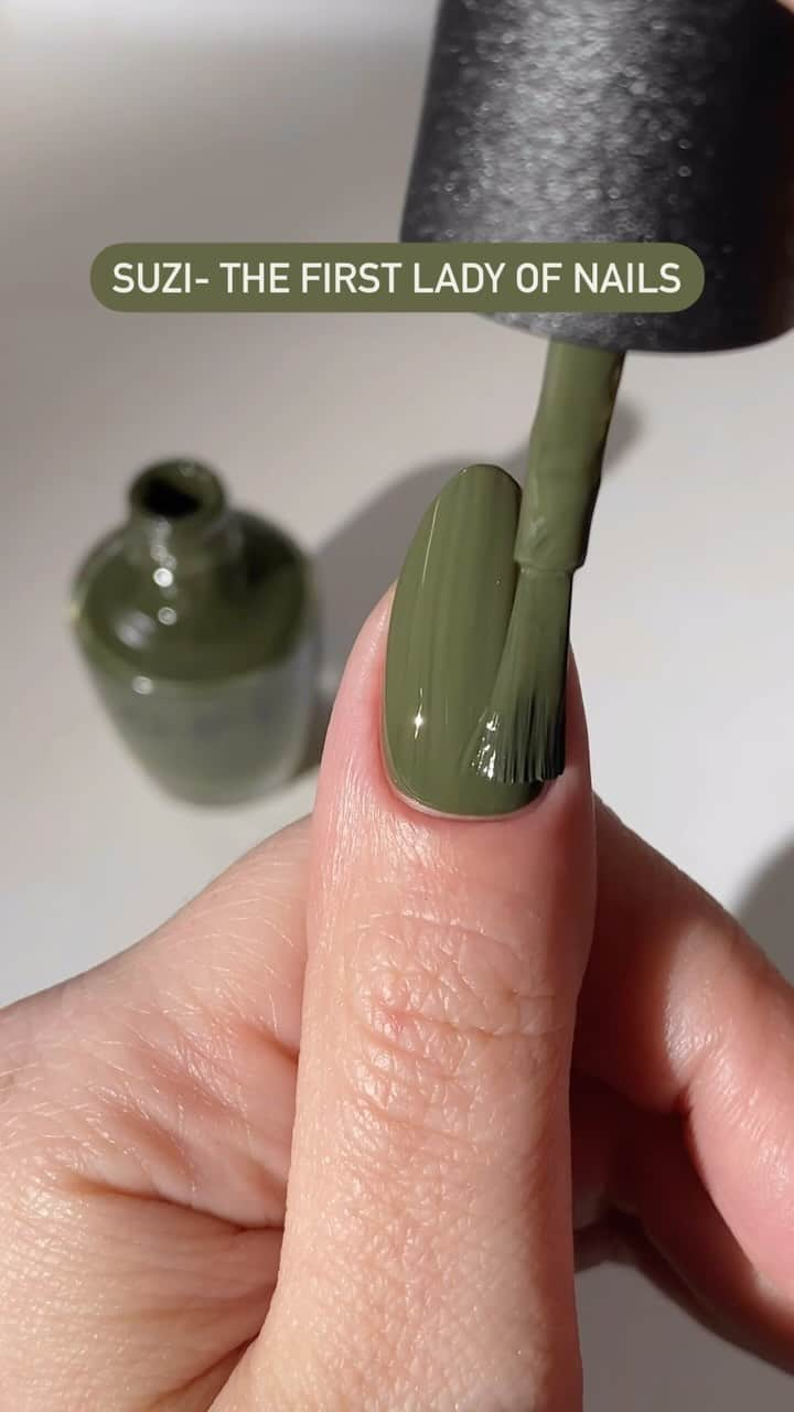 OPIのインスタグラム：「Festive yet timeless 💚 Suzi - The First Lady of Nails is a deeeep olive green that sleighs in every season. 🎄🍸  #OPI #OPIObsessed #HolidayNails #greennails」