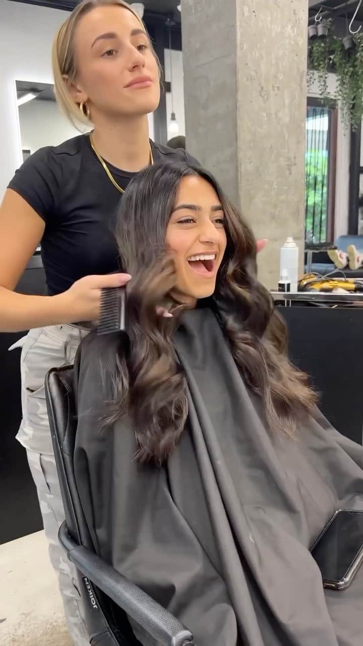 ghd hairのインスタグラム：「These glossy waves are going to be our personality all festive season long. ✨😍 @izzy.sarahjadehair is walking us through how it’s done with the ghd platinum+ styler, the perfect gift for yourself or someone special.  #ghddreamland #ghdplatinumplus #hairtools #hollywoodwaves #holidayseason #hairtutorial」