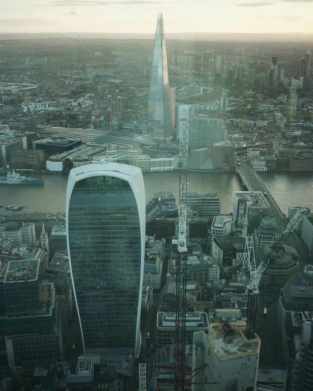 ニューヨーク・タイムズさんのインスタグラム写真 - (ニューヨーク・タイムズInstagram)「The City of London, Britain’s historic financial district, is transforming its skyline with “best in class” office towers. But will the district be able to entice workers to come back to the office?   The City of London Corporation, the district’s governing body, has approved 10 new office towers, including one that will exceed the height of all others in the area, known locally as the Square Mile. Altogether, more than five million square feet of office space is under construction, with another five million square feet in the pipeline.  The plans are a huge bet on the future of the workplace after two major shocks to the commercial real estate sector: the Brexit referendum, which derailed development plans, and the pandemic lockdowns that left the city’s streets deserted.  Read more about the London financial district’s big bet at the link in our bio. Photos by @terrygrahamphoto」12月18日 5時29分 - nytimes