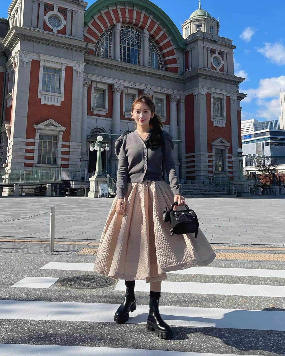 ___mikik___さんのインスタグラム写真 - (___mikik___Instagram)「HYEON 2024 spring firstはtulle powan cardigan. 可愛さはもちろんシルエット、デザイン、着心地、拘り沢山のHYEONらしさがぎゅっと詰まったカーデ。 胸元のアシンメトリーにデザインしたチュールがポイント♥︎ みんな大好きポワン袖から伸びるスッキリ袖と、コンパクトな丈感、絶妙な首元の空き具合でかなりスタイルアップします☺️ ⠀ スカートはお問い合わせの絶えないswan skirtの新色 "milk tea " 甘過ぎない大人なベージュカラーで春らしく🌸 black、greyも再販あります🫶🏻 ⠀ @_hyeon_jp  12/21(thu)21:00- pre order start.」12月17日 21時00分 - ___mikik___