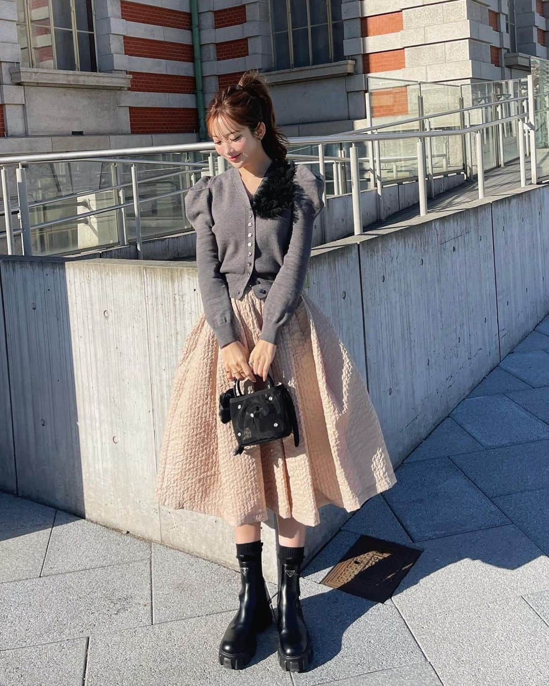 ___mikik___さんのインスタグラム写真 - (___mikik___Instagram)「HYEON 2024 spring firstはtulle powan cardigan. 可愛さはもちろんシルエット、デザイン、着心地、拘り沢山のHYEONらしさがぎゅっと詰まったカーデ。 胸元のアシンメトリーにデザインしたチュールがポイント♥︎ みんな大好きポワン袖から伸びるスッキリ袖と、コンパクトな丈感、絶妙な首元の空き具合でかなりスタイルアップします☺️ ⠀ スカートはお問い合わせの絶えないswan skirtの新色 "milk tea " 甘過ぎない大人なベージュカラーで春らしく🌸 black、greyも再販あります🫶🏻 ⠀ @_hyeon_jp  12/21(thu)21:00- pre order start.」12月17日 21時00分 - ___mikik___