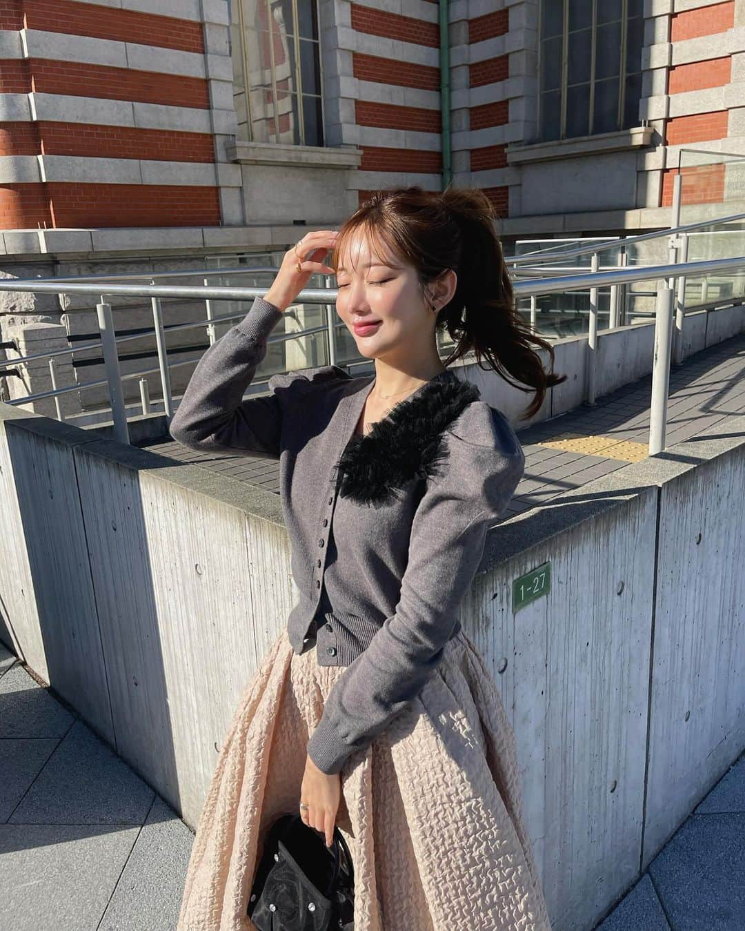 ___mikik___さんのインスタグラム写真 - (___mikik___Instagram)「HYEON 2024 spring firstはtulle powan cardigan. 可愛さはもちろんシルエット、デザイン、着心地、拘り沢山のHYEONらしさがぎゅっと詰まったカーデ。 胸元のアシンメトリーにデザインしたチュールがポイント♥︎ みんな大好きポワン袖から伸びるスッキリ袖と、コンパクトな丈感、絶妙な首元の空き具合でかなりスタイルアップします☺️ ⠀ スカートはお問い合わせの絶えないswan skirtの新色 "milk tea " 甘過ぎない大人なベージュカラーで春らしく🌸 black、greyも再販あります🫶🏻 ⠀ @_hyeon_jp  12/21(thu)21:00- pre order start.」12月17日 21時00分 - ___mikik___