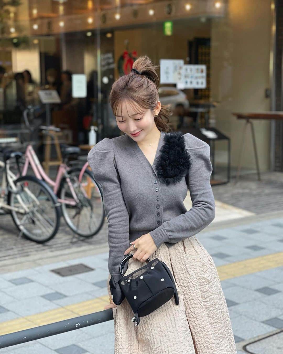 ___mikik___さんのインスタグラム写真 - (___mikik___Instagram)「HYEON 2024 spring firstはtulle powan cardigan. 可愛さはもちろんシルエット、デザイン、着心地、拘り沢山のHYEONらしさがぎゅっと詰まったカーデ。 胸元のアシンメトリーにデザインしたチュールがポイント♥︎ みんな大好きポワン袖から伸びるスッキリ袖と、コンパクトな丈感、絶妙な首元の空き具合でかなりスタイルアップします☺️ ⠀ スカートはお問い合わせの絶えないswan skirtの新色 "milk tea " 甘過ぎない大人なベージュカラーで春らしく🌸 black、greyも再販あります🫶🏻 ⠀ @_hyeon_jp  12/21(thu)21:00- pre order start.」12月17日 21時00分 - ___mikik___