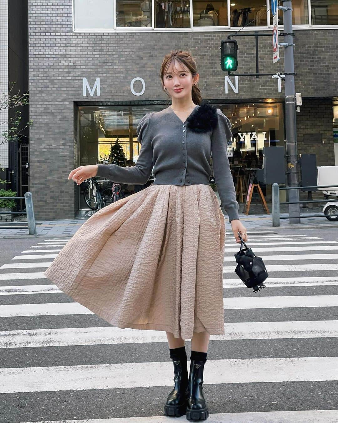 ___mikik___さんのインスタグラム写真 - (___mikik___Instagram)「HYEON 2024 spring firstはtulle powan cardigan. 可愛さはもちろんシルエット、デザイン、着心地、拘り沢山のHYEONらしさがぎゅっと詰まったカーデ。 胸元のアシンメトリーにデザインしたチュールがポイント♥︎ みんな大好きポワン袖から伸びるスッキリ袖と、コンパクトな丈感、絶妙な首元の空き具合でかなりスタイルアップします☺️ ⠀ スカートはお問い合わせの絶えないswan skirtの新色 "milk tea " 甘過ぎない大人なベージュカラーで春らしく🌸 black、greyも再販あります🫶🏻 ⠀ @_hyeon_jp  12/21(thu)21:00- pre order start.」12月17日 21時00分 - ___mikik___