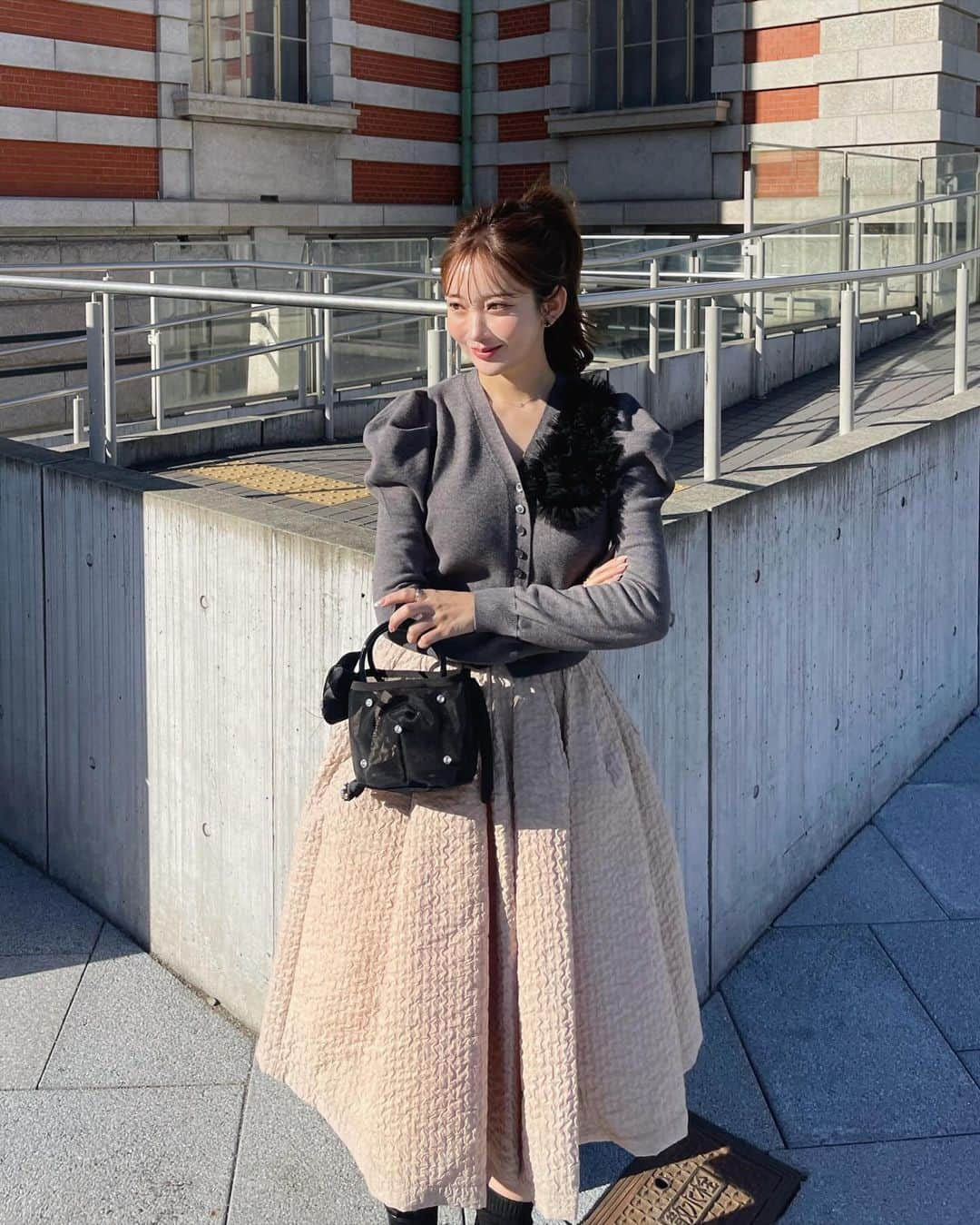 ___mikik___さんのインスタグラム写真 - (___mikik___Instagram)「HYEON 2024 spring firstはtulle powan cardigan. 可愛さはもちろんシルエット、デザイン、着心地、拘り沢山のHYEONらしさがぎゅっと詰まったカーデ。 胸元のアシンメトリーにデザインしたチュールがポイント♥︎ みんな大好きポワン袖から伸びるスッキリ袖と、コンパクトな丈感、絶妙な首元の空き具合でかなりスタイルアップします☺️ ⠀ スカートはお問い合わせの絶えないswan skirtの新色 "milk tea " 甘過ぎない大人なベージュカラーで春らしく🌸 black、greyも再販あります🫶🏻 ⠀ @_hyeon_jp  12/21(thu)21:00- pre order start.」12月17日 21時00分 - ___mikik___