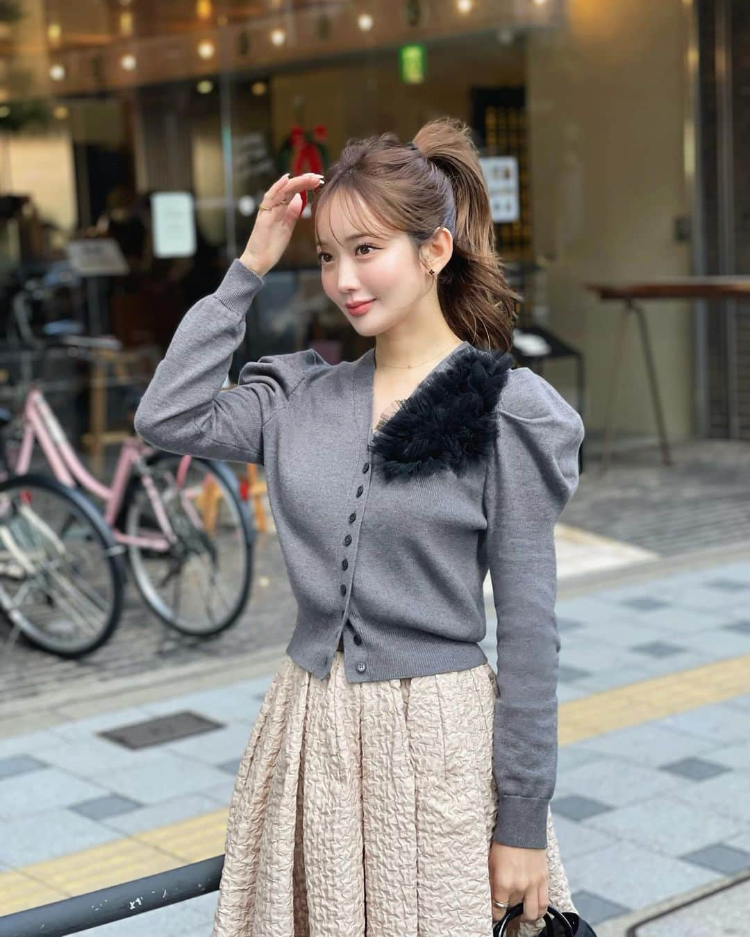 ___mikik___さんのインスタグラム写真 - (___mikik___Instagram)「HYEON 2024 spring firstはtulle powan cardigan. 可愛さはもちろんシルエット、デザイン、着心地、拘り沢山のHYEONらしさがぎゅっと詰まったカーデ。 胸元のアシンメトリーにデザインしたチュールがポイント♥︎ みんな大好きポワン袖から伸びるスッキリ袖と、コンパクトな丈感、絶妙な首元の空き具合でかなりスタイルアップします☺️ ⠀ スカートはお問い合わせの絶えないswan skirtの新色 "milk tea " 甘過ぎない大人なベージュカラーで春らしく🌸 black、greyも再販あります🫶🏻 ⠀ @_hyeon_jp  12/21(thu)21:00- pre order start.」12月17日 21時00分 - ___mikik___