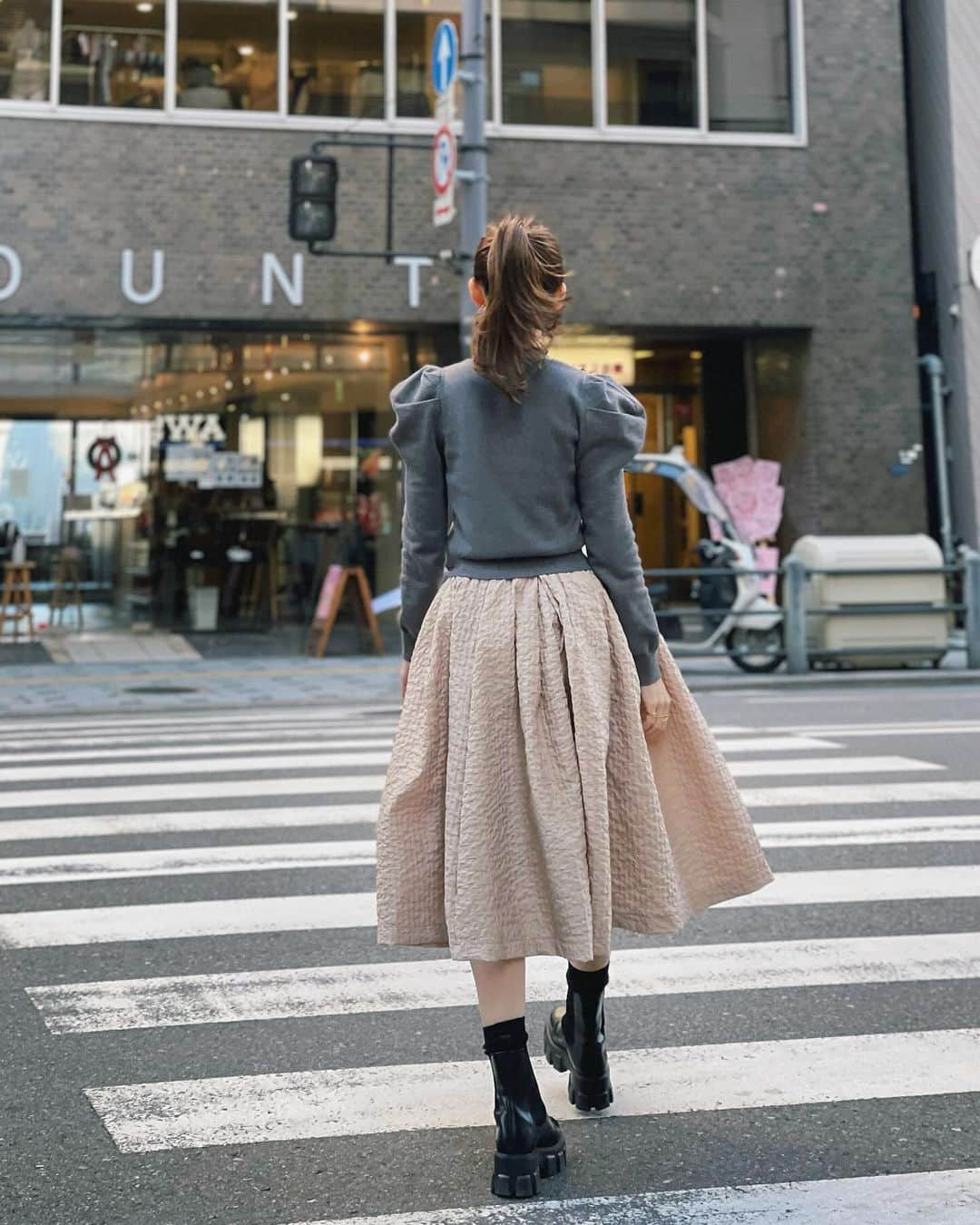 ___mikik___さんのインスタグラム写真 - (___mikik___Instagram)「HYEON 2024 spring firstはtulle powan cardigan. 可愛さはもちろんシルエット、デザイン、着心地、拘り沢山のHYEONらしさがぎゅっと詰まったカーデ。 胸元のアシンメトリーにデザインしたチュールがポイント♥︎ みんな大好きポワン袖から伸びるスッキリ袖と、コンパクトな丈感、絶妙な首元の空き具合でかなりスタイルアップします☺️ ⠀ スカートはお問い合わせの絶えないswan skirtの新色 "milk tea " 甘過ぎない大人なベージュカラーで春らしく🌸 black、greyも再販あります🫶🏻 ⠀ @_hyeon_jp  12/21(thu)21:00- pre order start.」12月17日 21時00分 - ___mikik___