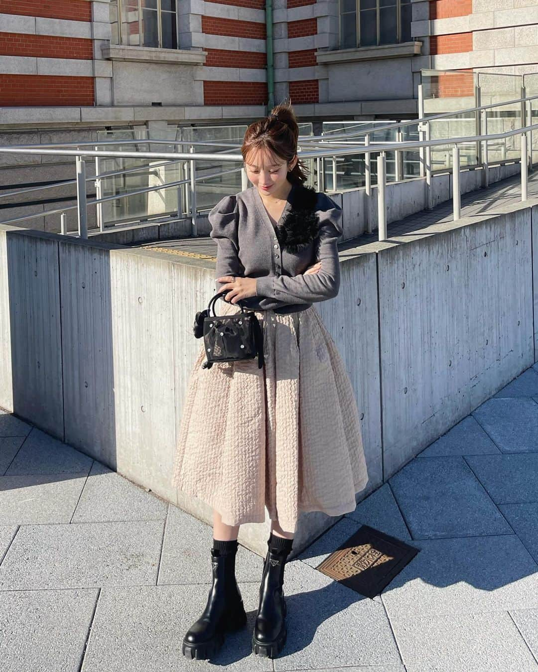 ___mikik___さんのインスタグラム写真 - (___mikik___Instagram)「HYEON 2024 spring firstはtulle powan cardigan. 可愛さはもちろんシルエット、デザイン、着心地、拘り沢山のHYEONらしさがぎゅっと詰まったカーデ。 胸元のアシンメトリーにデザインしたチュールがポイント♥︎ みんな大好きポワン袖から伸びるスッキリ袖と、コンパクトな丈感、絶妙な首元の空き具合でかなりスタイルアップします☺️ ⠀ スカートはお問い合わせの絶えないswan skirtの新色 "milk tea " 甘過ぎない大人なベージュカラーで春らしく🌸 black、greyも再販あります🫶🏻 ⠀ @_hyeon_jp  12/21(thu)21:00- pre order start.」12月17日 21時00分 - ___mikik___