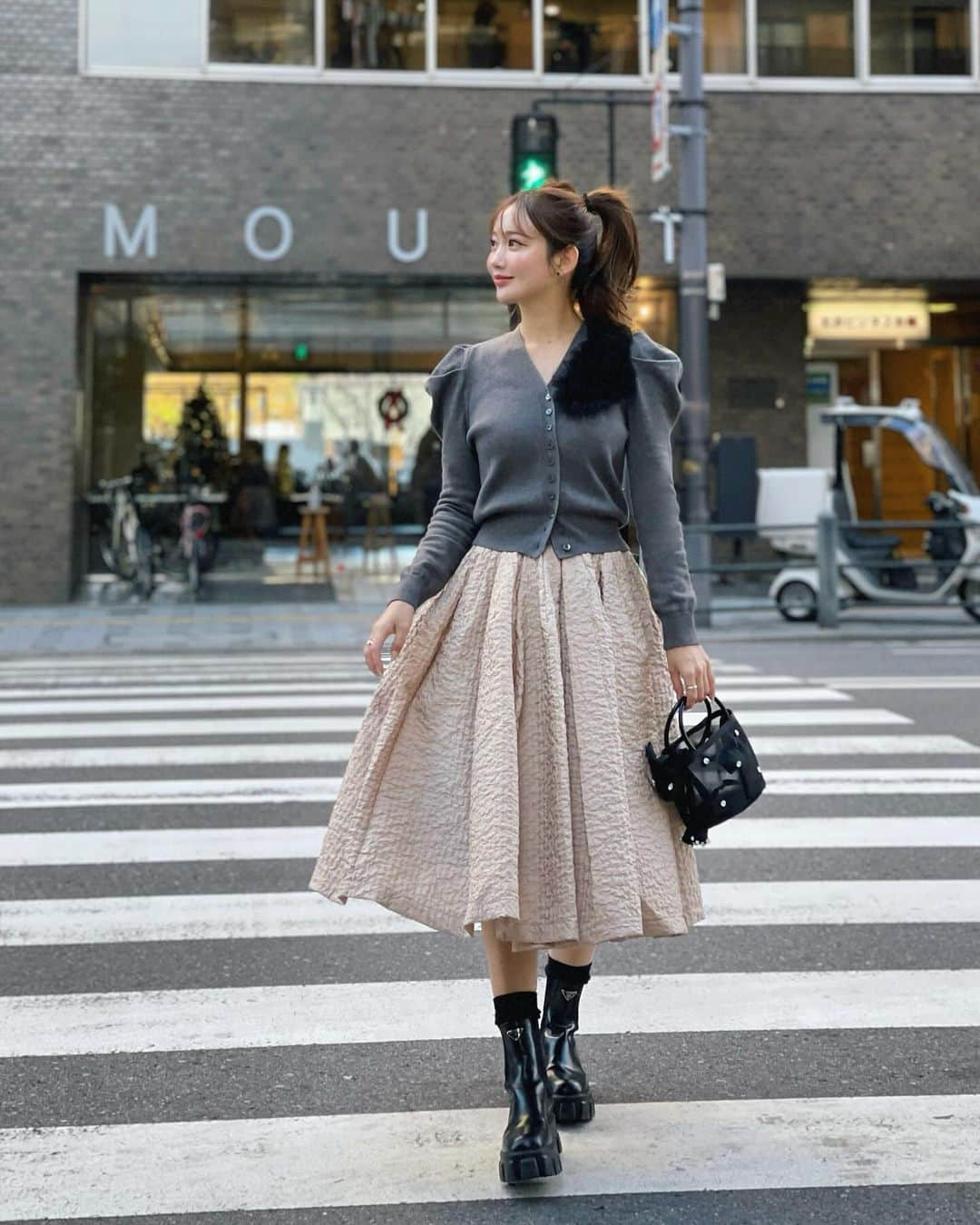 ___mikik___さんのインスタグラム写真 - (___mikik___Instagram)「HYEON 2024 spring firstはtulle powan cardigan. 可愛さはもちろんシルエット、デザイン、着心地、拘り沢山のHYEONらしさがぎゅっと詰まったカーデ。 胸元のアシンメトリーにデザインしたチュールがポイント♥︎ みんな大好きポワン袖から伸びるスッキリ袖と、コンパクトな丈感、絶妙な首元の空き具合でかなりスタイルアップします☺️ ⠀ スカートはお問い合わせの絶えないswan skirtの新色 "milk tea " 甘過ぎない大人なベージュカラーで春らしく🌸 black、greyも再販あります🫶🏻 ⠀ @_hyeon_jp  12/21(thu)21:00- pre order start.」12月17日 21時00分 - ___mikik___