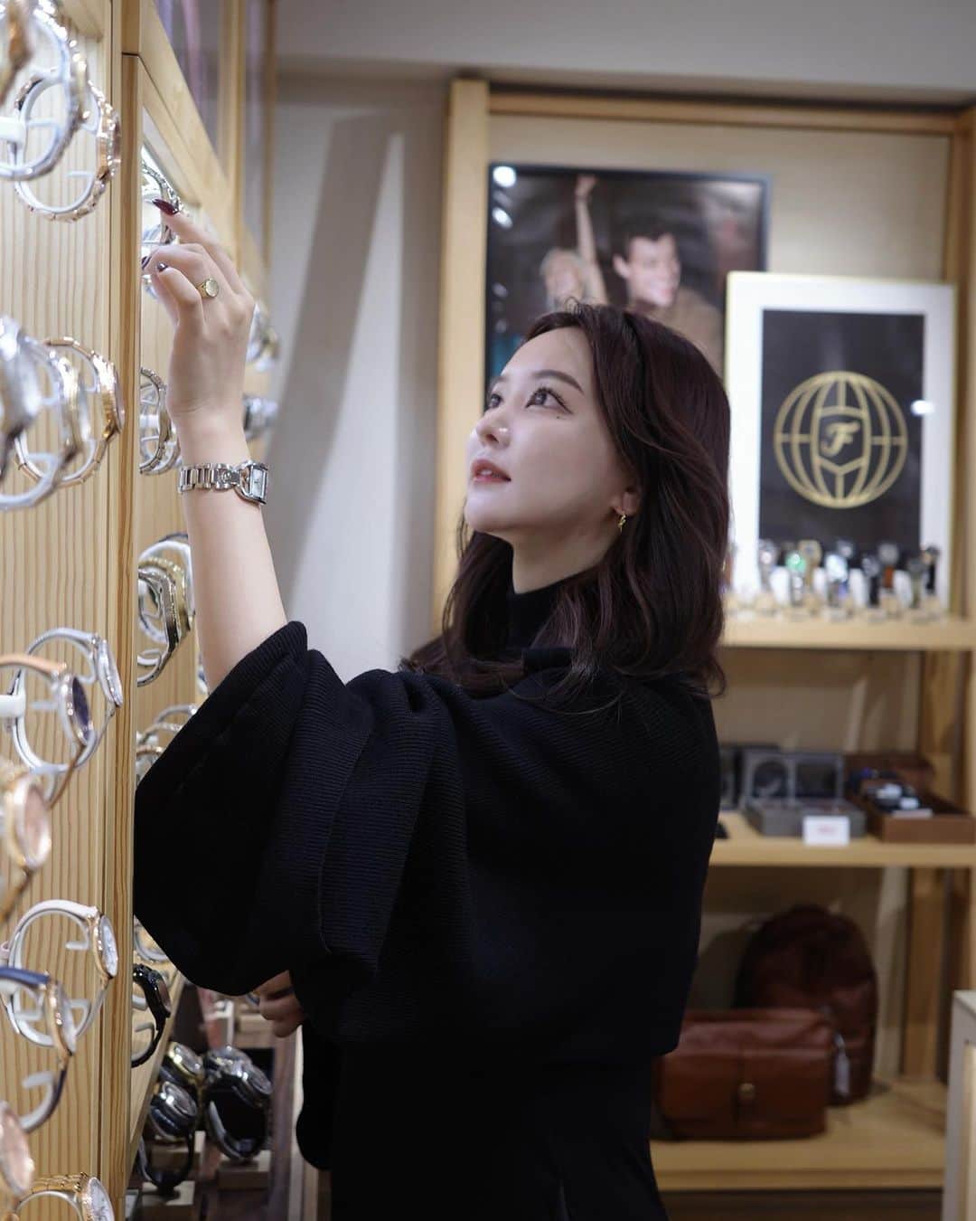 白倉あやさんのインスタグラム写真 - (白倉あやInstagram)「フォッシル原宿明治通り店にホリデーコレクションを見にお邪魔しました✨  時計やジュエリー、バッグなど、クリスマプレゼントにぴったりなものがたくさん揃っているので、友達や家族のギフトにもぜひ♡ 私は普段使いしやすいシルバーの時計を選びました🎁  ホリデーキャンペーンでクリスマスツリーに飾られたオーナメントがガチャガチャになっていて楽しかった〜🎄✨  I visited the Fossil Harajuku Meiji Street store to check out their Holiday Collection!   They have a wonderful selection of watches, jewelry, bags, and more – perfect for Christmas gifts.  I recommend it for friends and family gifts! ✨  I chose a versatile silver watch for everyday wear.  Also, the Holiday campaign includes fun Christmas tree ornaments in gachapon – it was delightful! 🥂  #PR #FOSSIL」12月17日 20時55分 - shirakur_a