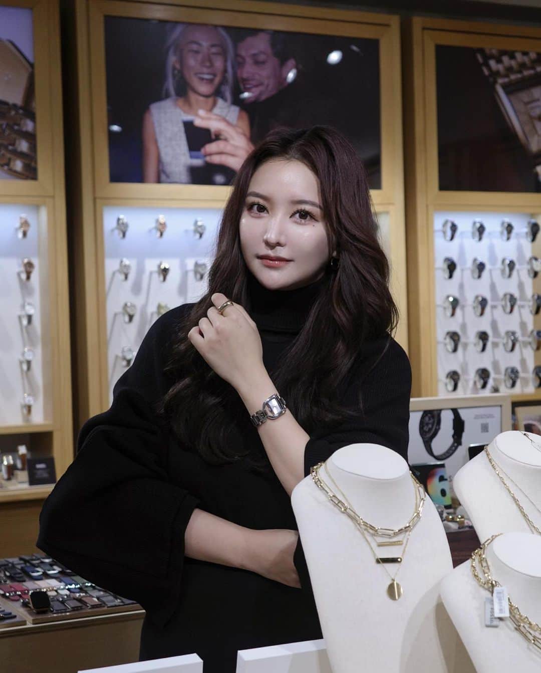 白倉あやさんのインスタグラム写真 - (白倉あやInstagram)「フォッシル原宿明治通り店にホリデーコレクションを見にお邪魔しました✨  時計やジュエリー、バッグなど、クリスマプレゼントにぴったりなものがたくさん揃っているので、友達や家族のギフトにもぜひ♡ 私は普段使いしやすいシルバーの時計を選びました🎁  ホリデーキャンペーンでクリスマスツリーに飾られたオーナメントがガチャガチャになっていて楽しかった〜🎄✨  I visited the Fossil Harajuku Meiji Street store to check out their Holiday Collection!   They have a wonderful selection of watches, jewelry, bags, and more – perfect for Christmas gifts.  I recommend it for friends and family gifts! ✨  I chose a versatile silver watch for everyday wear.  Also, the Holiday campaign includes fun Christmas tree ornaments in gachapon – it was delightful! 🥂  #PR #FOSSIL」12月17日 20時55分 - shirakur_a