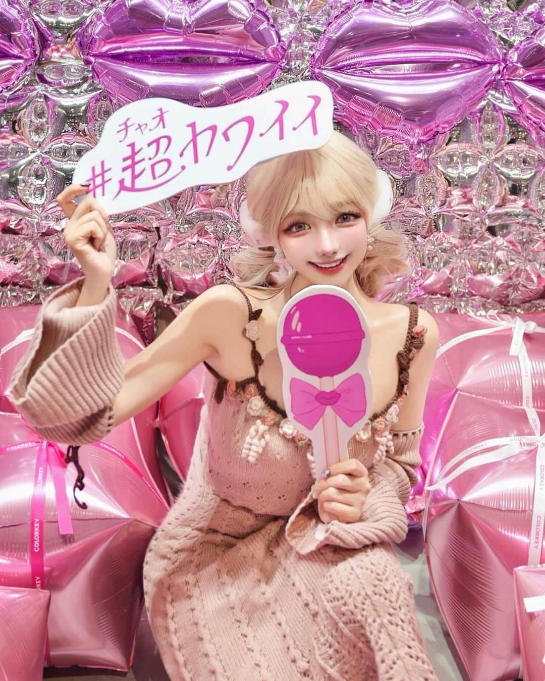 くまくまくまさんのインスタグラム写真 - (くまくまくまInstagram)「・ チャオー😉🙌  中国で大人気元祖ワンホンコスメ「Colorkey」のキラピンクのチャオパーティー参加してきたよん💖🥳  @colorkey_jp_official  人気のお菓子屋「小楽園」の富士山お菓子まで出てきて🗻  SHORAKUL TO TEA SALON & BOUTBOLLも飲み放題🥂  いろんな素敵な方と出会えてたくさん話せて楽しかった♩  新商品のムース泥リップもプレゼントしてもらったよん🎁♡  試してみたら  柔くて滑らかなテスクチャーで ふんわりしっとりなムース質感☁️  長持ちで潤いキープだし、最高の可愛さ作れる✨♡  高発色で色味も全部好みすぎてテンション上がりまくり💃♩  中国コスメ好きさん、これ試さないと損な気がするから、ぜひチェックしてみて〜😉  #PR #colorkey #チャオカワイイ#チャオカワイイパーティー#中国コスメ#コスメレビュー#オススメ#チャイボーグ#中国メイク#ワンホンメイク#ピンクコーデ#新作コスメ#リップメイク」12月17日 20時56分 - dango_kuma