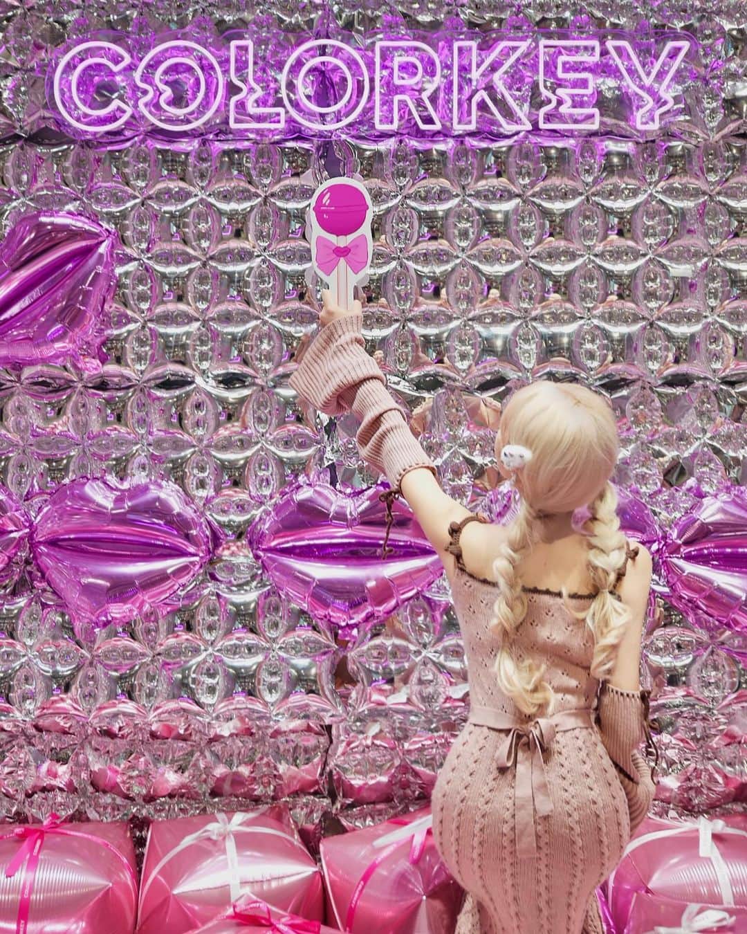 くまくまくまさんのインスタグラム写真 - (くまくまくまInstagram)「・ チャオー😉🙌  中国で大人気元祖ワンホンコスメ「Colorkey」のキラピンクのチャオパーティー参加してきたよん💖🥳  @colorkey_jp_official  人気のお菓子屋「小楽園」の富士山お菓子まで出てきて🗻  SHORAKUL TO TEA SALON & BOUTBOLLも飲み放題🥂  いろんな素敵な方と出会えてたくさん話せて楽しかった♩  新商品のムース泥リップもプレゼントしてもらったよん🎁♡  試してみたら  柔くて滑らかなテスクチャーで ふんわりしっとりなムース質感☁️  長持ちで潤いキープだし、最高の可愛さ作れる✨♡  高発色で色味も全部好みすぎてテンション上がりまくり💃♩  中国コスメ好きさん、これ試さないと損な気がするから、ぜひチェックしてみて〜😉  #PR #colorkey #チャオカワイイ#チャオカワイイパーティー#中国コスメ#コスメレビュー#オススメ#チャイボーグ#中国メイク#ワンホンメイク#ピンクコーデ#新作コスメ#リップメイク」12月17日 20時56分 - dango_kuma