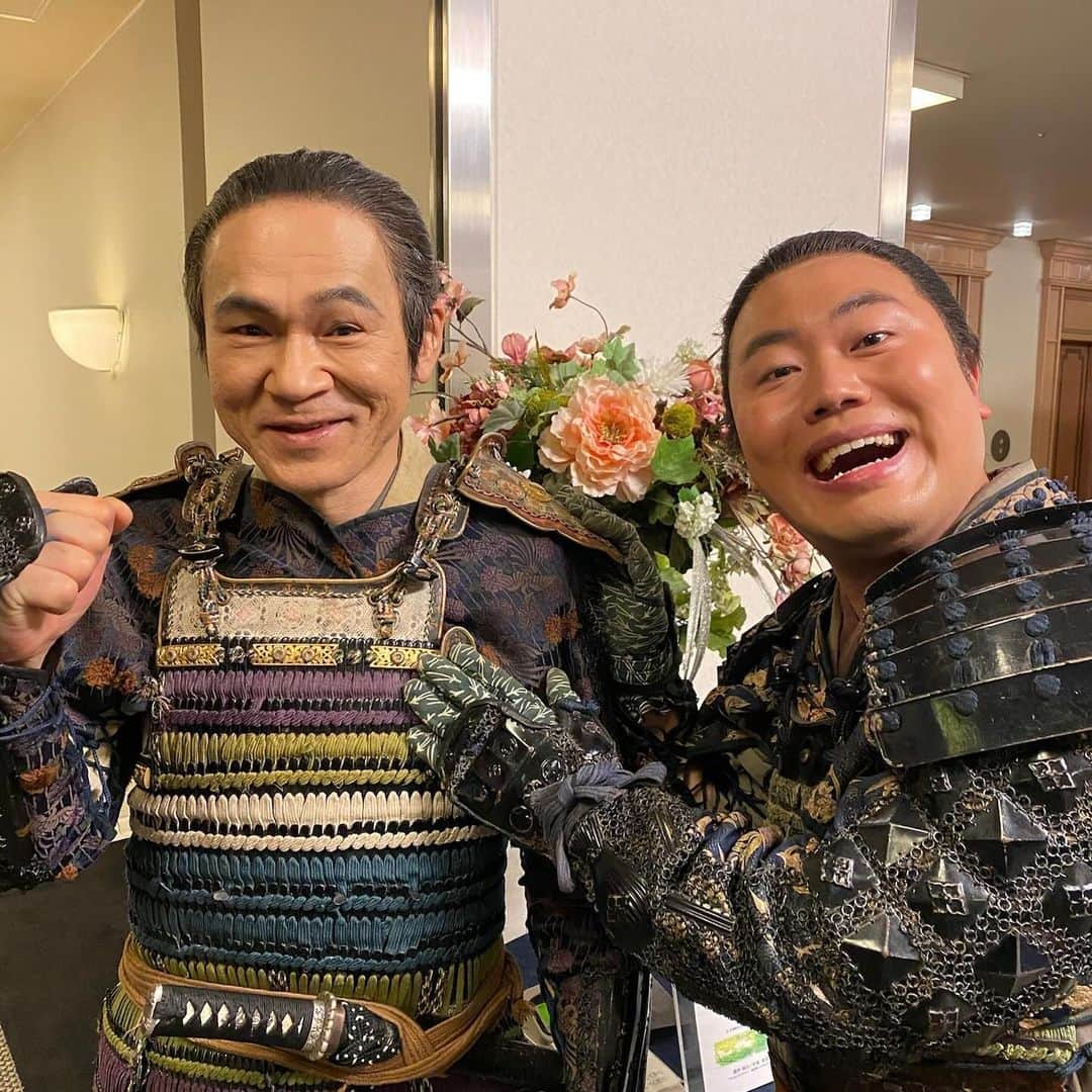 ハナコさんのインスタグラム写真 - (ハナコInstagram)「☘︎︎𝕋ℍ𝔸ℕ𝕂 𝕐𝕆𝕌☘︎︎ NHK大河ドラマ「どうする家康」最終回の放送が終了しました！ 岡部が1年間演じさせていただいた平岩親吉(七之助)、いかがでしたでしょうか？☺️ 幼少から徳川家臣団の1人として家康に仕え、正直でまっすぐ、いつも殿大好きな七。 世が世ならお花屋さんだったかも…と、撮影中監督と話していたくらい、優しくほっこりした可愛らしい七の姿を、これからも覚えていていただけたらと思います🌸 ラストまで見届けていただいた皆様、本当にありがとうございました！  #ハナコ  #岡部  #どうする家康  #平岩親吉  #七  #丸い石を瀬名にプレゼント  #懐かしいですね  #初大河  #ありがとうございました」12月17日 21時04分 - hanaco_official