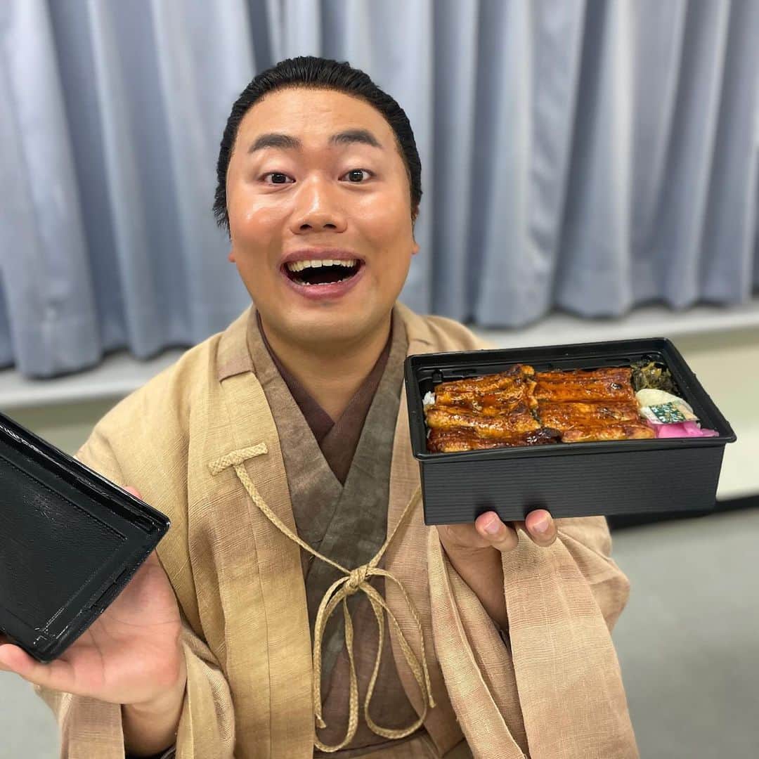 ハナコさんのインスタグラム写真 - (ハナコInstagram)「☘︎︎𝕋ℍ𝔸ℕ𝕂 𝕐𝕆𝕌☘︎︎ NHK大河ドラマ「どうする家康」最終回の放送が終了しました！ 岡部が1年間演じさせていただいた平岩親吉(七之助)、いかがでしたでしょうか？☺️ 幼少から徳川家臣団の1人として家康に仕え、正直でまっすぐ、いつも殿大好きな七。 世が世ならお花屋さんだったかも…と、撮影中監督と話していたくらい、優しくほっこりした可愛らしい七の姿を、これからも覚えていていただけたらと思います🌸 ラストまで見届けていただいた皆様、本当にありがとうございました！  #ハナコ  #岡部  #どうする家康  #平岩親吉  #七  #丸い石を瀬名にプレゼント  #懐かしいですね  #初大河  #ありがとうございました」12月17日 21時04分 - hanaco_official