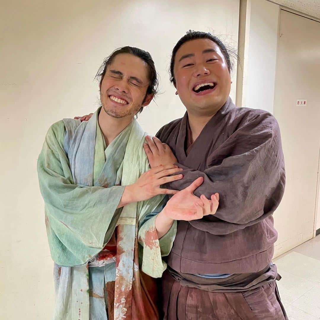 ハナコさんのインスタグラム写真 - (ハナコInstagram)「☘︎︎𝕋ℍ𝔸ℕ𝕂 𝕐𝕆𝕌☘︎︎ NHK大河ドラマ「どうする家康」最終回の放送が終了しました！ 岡部が1年間演じさせていただいた平岩親吉(七之助)、いかがでしたでしょうか？☺️ 幼少から徳川家臣団の1人として家康に仕え、正直でまっすぐ、いつも殿大好きな七。 世が世ならお花屋さんだったかも…と、撮影中監督と話していたくらい、優しくほっこりした可愛らしい七の姿を、これからも覚えていていただけたらと思います🌸 ラストまで見届けていただいた皆様、本当にありがとうございました！  #ハナコ  #岡部  #どうする家康  #平岩親吉  #七  #丸い石を瀬名にプレゼント  #懐かしいですね  #初大河  #ありがとうございました」12月17日 21時04分 - hanaco_official