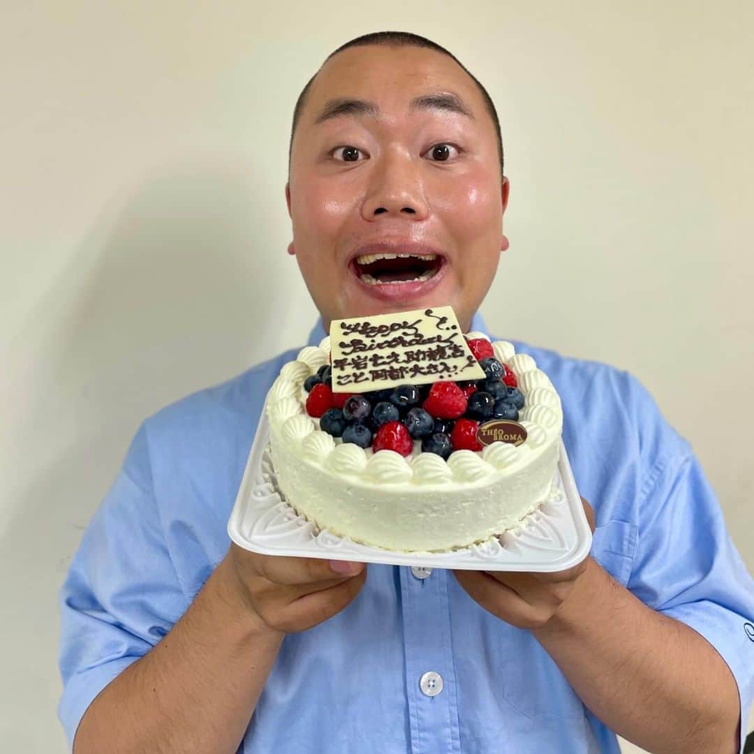ハナコさんのインスタグラム写真 - (ハナコInstagram)「☘︎︎𝕋ℍ𝔸ℕ𝕂 𝕐𝕆𝕌☘︎︎ NHK大河ドラマ「どうする家康」最終回の放送が終了しました！ 岡部が1年間演じさせていただいた平岩親吉(七之助)、いかがでしたでしょうか？☺️ 幼少から徳川家臣団の1人として家康に仕え、正直でまっすぐ、いつも殿大好きな七。 世が世ならお花屋さんだったかも…と、撮影中監督と話していたくらい、優しくほっこりした可愛らしい七の姿を、これからも覚えていていただけたらと思います🌸 ラストまで見届けていただいた皆様、本当にありがとうございました！  #ハナコ  #岡部  #どうする家康  #平岩親吉  #七  #丸い石を瀬名にプレゼント  #懐かしいですね  #初大河  #ありがとうございました」12月17日 21時04分 - hanaco_official