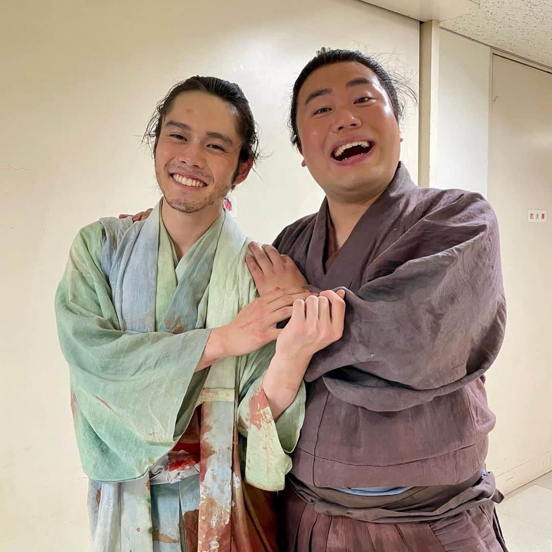 ハナコさんのインスタグラム写真 - (ハナコInstagram)「☘︎︎𝕋ℍ𝔸ℕ𝕂 𝕐𝕆𝕌☘︎︎ NHK大河ドラマ「どうする家康」最終回の放送が終了しました！ 岡部が1年間演じさせていただいた平岩親吉(七之助)、いかがでしたでしょうか？☺️ 幼少から徳川家臣団の1人として家康に仕え、正直でまっすぐ、いつも殿大好きな七。 世が世ならお花屋さんだったかも…と、撮影中監督と話していたくらい、優しくほっこりした可愛らしい七の姿を、これからも覚えていていただけたらと思います🌸 ラストまで見届けていただいた皆様、本当にありがとうございました！  #ハナコ  #岡部  #どうする家康  #平岩親吉  #七  #丸い石を瀬名にプレゼント  #懐かしいですね  #初大河  #ありがとうございました」12月17日 21時04分 - hanaco_official