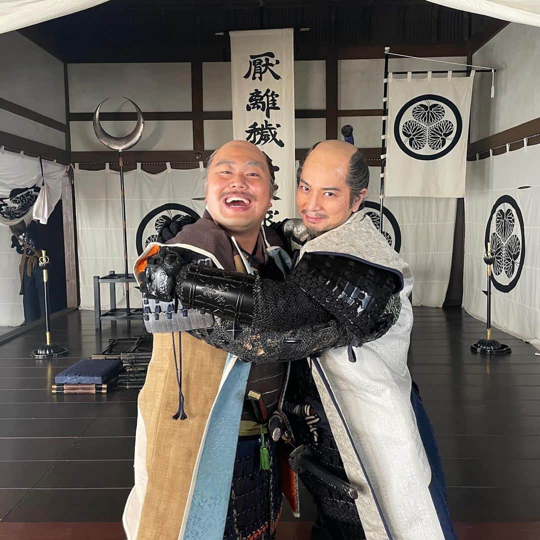 ハナコさんのインスタグラム写真 - (ハナコInstagram)「☘︎︎𝕋ℍ𝔸ℕ𝕂 𝕐𝕆𝕌☘︎︎ NHK大河ドラマ「どうする家康」最終回の放送が終了しました！ 岡部が1年間演じさせていただいた平岩親吉(七之助)、いかがでしたでしょうか？☺️ 幼少から徳川家臣団の1人として家康に仕え、正直でまっすぐ、いつも殿大好きな七。 世が世ならお花屋さんだったかも…と、撮影中監督と話していたくらい、優しくほっこりした可愛らしい七の姿を、これからも覚えていていただけたらと思います🌸 ラストまで見届けていただいた皆様、本当にありがとうございました！  #ハナコ  #岡部  #どうする家康  #平岩親吉  #七  #丸い石を瀬名にプレゼント  #懐かしいですね  #初大河  #ありがとうございました」12月17日 21時04分 - hanaco_official