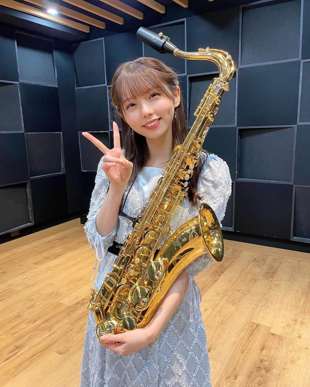 篠原望さんのインスタグラム写真 - (篠原望Instagram)「. 🎷🩵 . . 以前出演させていただいたクロサワ楽器さん主催の MusicConference!の時の🎼 . 2024年もサックス披露できる機会があるといいな♩¨̮ . . #サックス #テナーサックス #saxophone #saxplayer #ワンピースコーデ #snidel #スナイデル #ヘアアレンジ #くるりんぱアレンジ #ロングヘア #きれいめコーデ #outfitoftheday #ootd #instagood #japanesegirl #クロサワ楽器 #篠原望」12月17日 21時06分 - nozomi_920