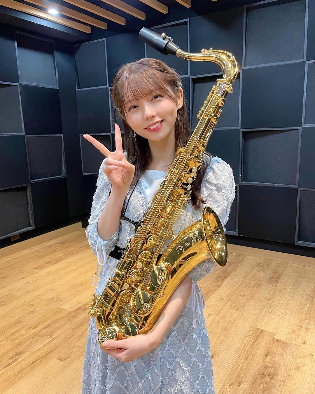 篠原望のインスタグラム：「. 🎷🩵 . . 以前出演させていただいたクロサワ楽器さん主催の MusicConference!の時の🎼 . 2024年もサックス披露できる機会があるといいな♩¨̮ . . #サックス #テナーサックス #saxophone #saxplayer #ワンピースコーデ #snidel #スナイデル #ヘアアレンジ #くるりんぱアレンジ #ロングヘア #きれいめコーデ #outfitoftheday #ootd #instagood #japanesegirl #クロサワ楽器 #篠原望」