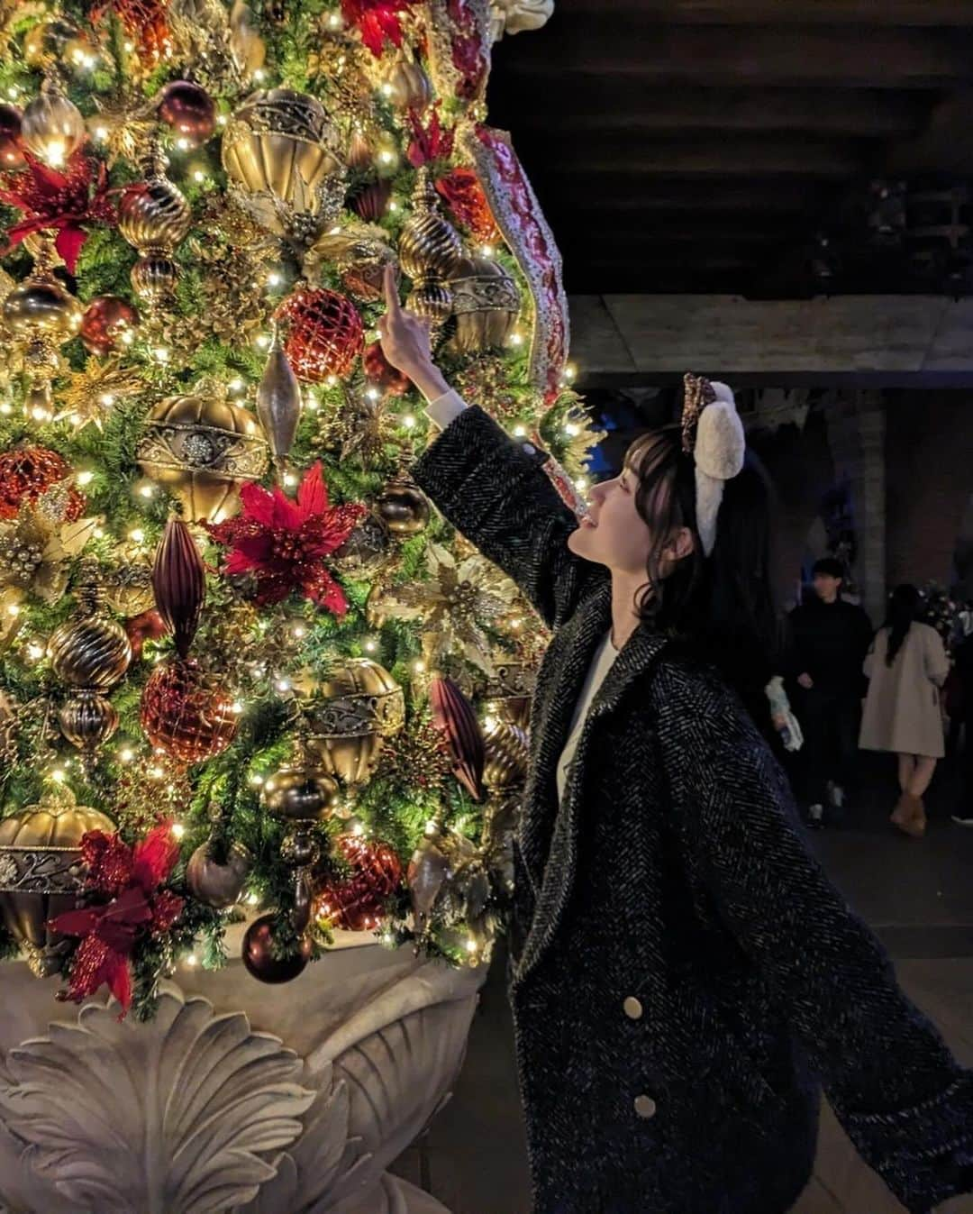 早乙女るなさんのインスタグラム写真 - (早乙女るなInstagram)「クリスマスの好きなところだったり、苦手なところある人はコメント欄に書いてください😂♡  聞いてみたい！！！るなはね〜好きなところは街がキラキラしてなんかウキウキするところで苦手なところは人多すぎになるとこ😂🎄  そしてGRLのXSサイズスカート丈感とかウエストとかぴったりですごくいいので愛用中！安くて形綺麗素敵ねっ  #クリスマス #xmas #ディズニー #ディズニーシー #ディズニークリスマス #model #supergt #racequeen #スタイルアップ #166 #22y #ミニスカート #snidel #beams #grl購入品 #コートコーデ #スタイル維持」12月17日 21時16分 - saotome.runa