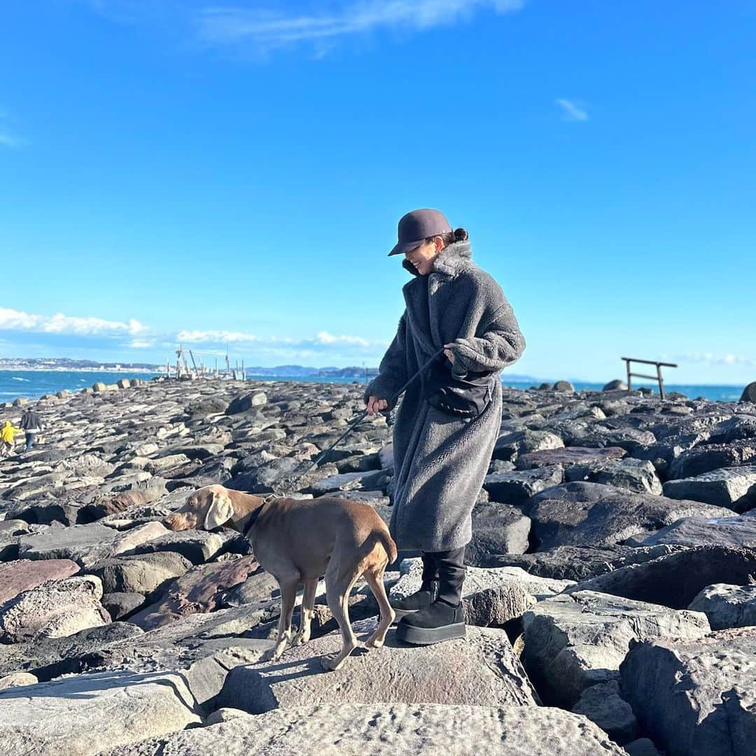 鈴木六夏さんのインスタグラム写真 - (鈴木六夏Instagram)「海。 石の上、へっぴり腰、私。」12月17日 21時10分 - rikuka.62