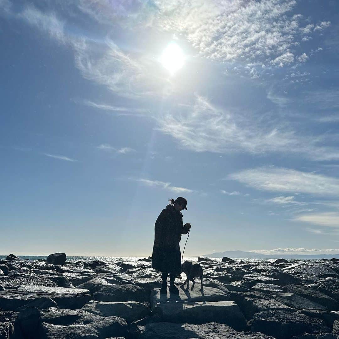 鈴木六夏さんのインスタグラム写真 - (鈴木六夏Instagram)「海。 石の上、へっぴり腰、私。」12月17日 21時10分 - rikuka.62