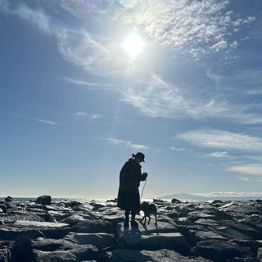 鈴木六夏のインスタグラム：「海。 石の上、へっぴり腰、私。」